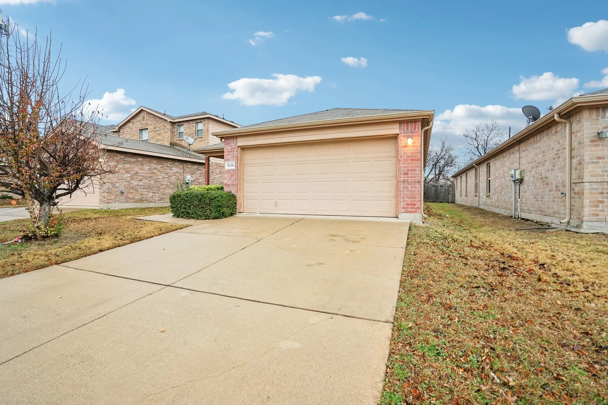 Single Family Residence For Sale in Tarrant County , 9120 Sun Haven Way, Fort Worth, Texas 76244, 3 Bedroom, 2 Bathroom, 2 Garage spaces, 1,810 Sqft, built in 2010, mls#21253188, Real Estate Agent in Fort Worth, Homes For Sale in Tarrant county, Homes For Sale in Fort Worth, Realtor in Fort Worth Texas, Real Estate Brokerage Independent Realty Texas, Luminita Cordes Realtor