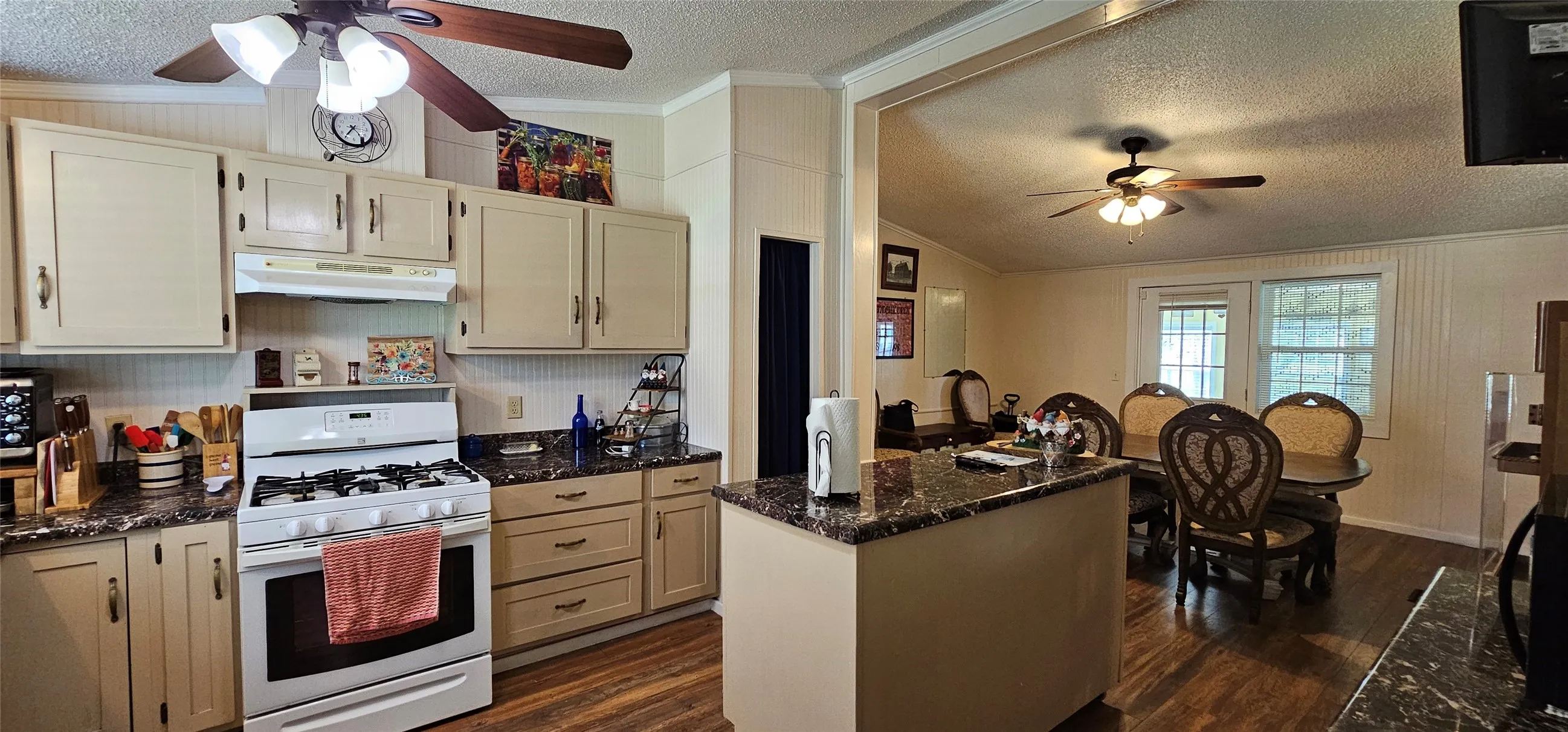 Mobile Home For Sale in Dallas County , 1655 Smith Circle, Combine, Texas 75159, 4 Bedroom, 2 Bathroom, Garage spaces, 2,128 Sqft, built in 1984, Preowned, mls#21253197, Real Estate Agent in Combine, Homes For Sale in Dallas county, Homes For Sale in Combine, Realtor in Combine Texas, Real Estate Brokerage Independent Realty Texas, Luminita Cordes Realtor
