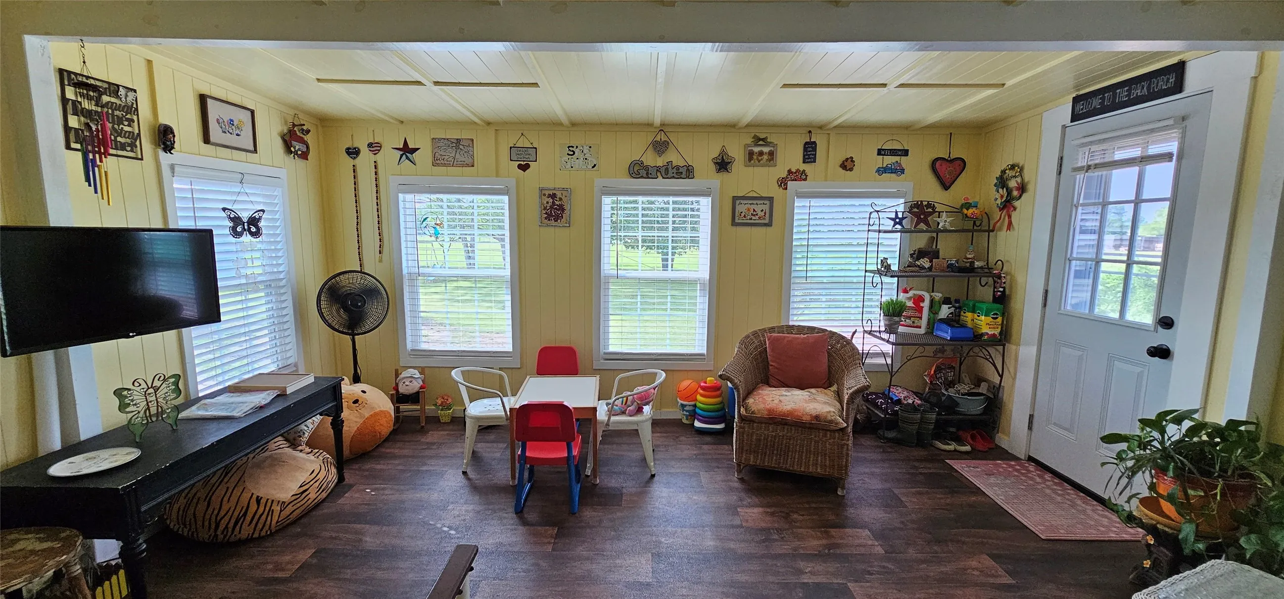 Mobile Home For Sale in Dallas County , 1655 Smith Circle, Combine, Texas 75159, 4 Bedroom, 2 Bathroom, Garage spaces, 2,128 Sqft, built in 1984, Preowned, mls#21253197, Real Estate Agent in Combine, Homes For Sale in Dallas county, Homes For Sale in Combine, Realtor in Combine Texas, Real Estate Brokerage Independent Realty Texas, Luminita Cordes Realtor