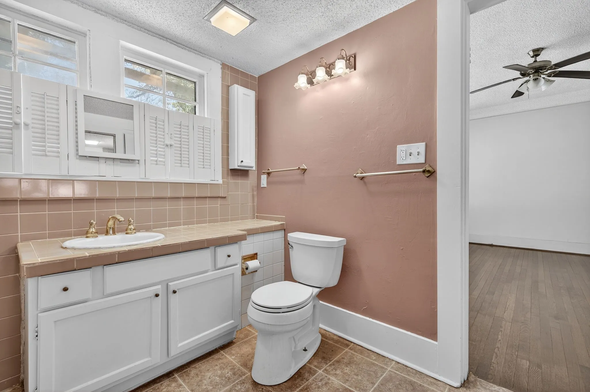 Office For Sale in Palo Pinto County , 916 E Hubbard Street, Mineral Wells, Texas 76067, 0, 0, Garage spaces, 0 Sqft, built in 1930, Preowned, Price $275,000, mls#21253199, Real Estate Agent in Mineral Wells, Homes For Sale in Palo Pinto county, Homes For Sale in Mineral Wells, Realtor in Mineral Wells Texas, Real Estate Brokerage Independent Realty Texas, Luminita Cordes Realtor