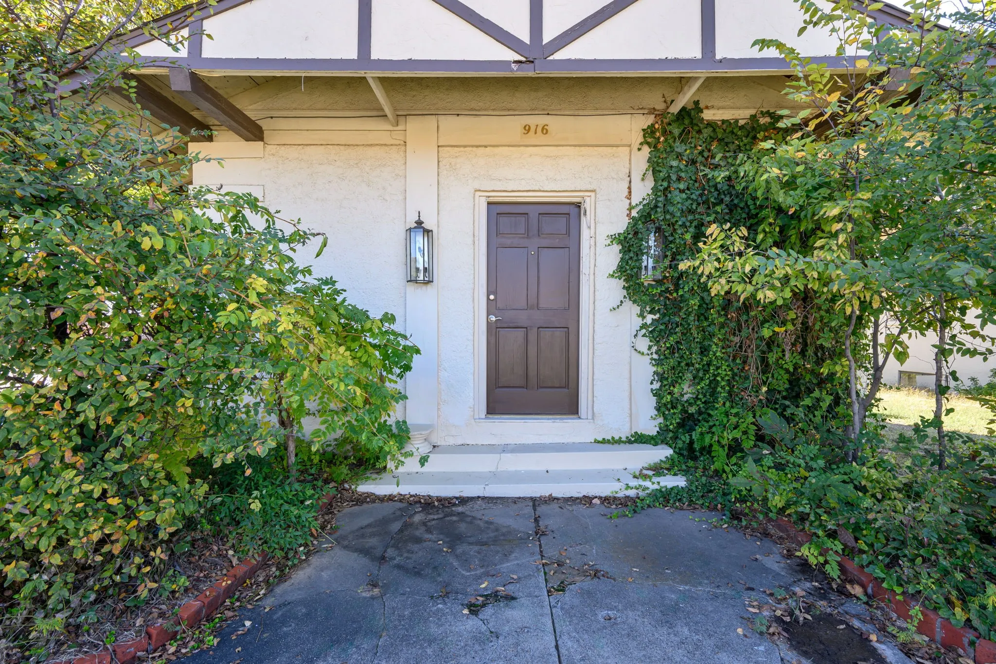 Office For Sale in Palo Pinto County , 916 E Hubbard Street, Mineral Wells, Texas 76067, 0, 0, Garage spaces, 0 Sqft, built in 1930, Preowned, Price $275,000, mls#21253199, Real Estate Agent in Mineral Wells, Homes For Sale in Palo Pinto county, Homes For Sale in Mineral Wells, Realtor in Mineral Wells Texas, Real Estate Brokerage Independent Realty Texas, Luminita Cordes Realtor