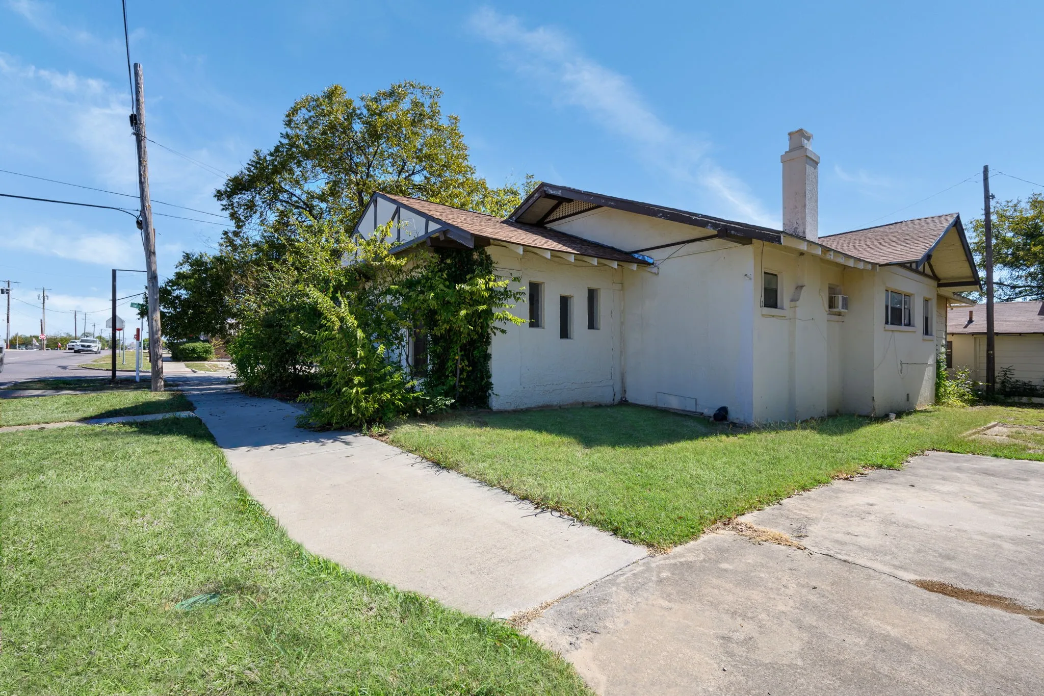 Single Family Residence For Sale in Palo Pinto County , 916-B E Hubbard Street, Mineral Wells, Texas 76067, 2 Bedroom, 1 Bathroom, Garage spaces, 1,796 Sqft, built in 1930, Preowned, Price $275,000, mls#21253216, Real Estate Agent in Mineral Wells, Homes For Sale in Palo Pinto county, Homes For Sale in Mineral Wells, Realtor in Mineral Wells Texas, Real Estate Brokerage Independent Realty Texas, Luminita Cordes Realtor
