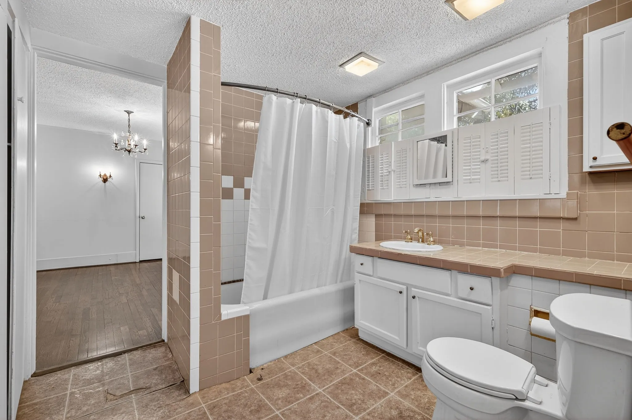 Single Family Residence For Sale in Palo Pinto County , 916-B E Hubbard Street, Mineral Wells, Texas 76067, 2 Bedroom, 1 Bathroom, Garage spaces, 1,796 Sqft, built in 1930, Preowned, Price $275,000, mls#21253216, Real Estate Agent in Mineral Wells, Homes For Sale in Palo Pinto county, Homes For Sale in Mineral Wells, Realtor in Mineral Wells Texas, Real Estate Brokerage Independent Realty Texas, Luminita Cordes Realtor