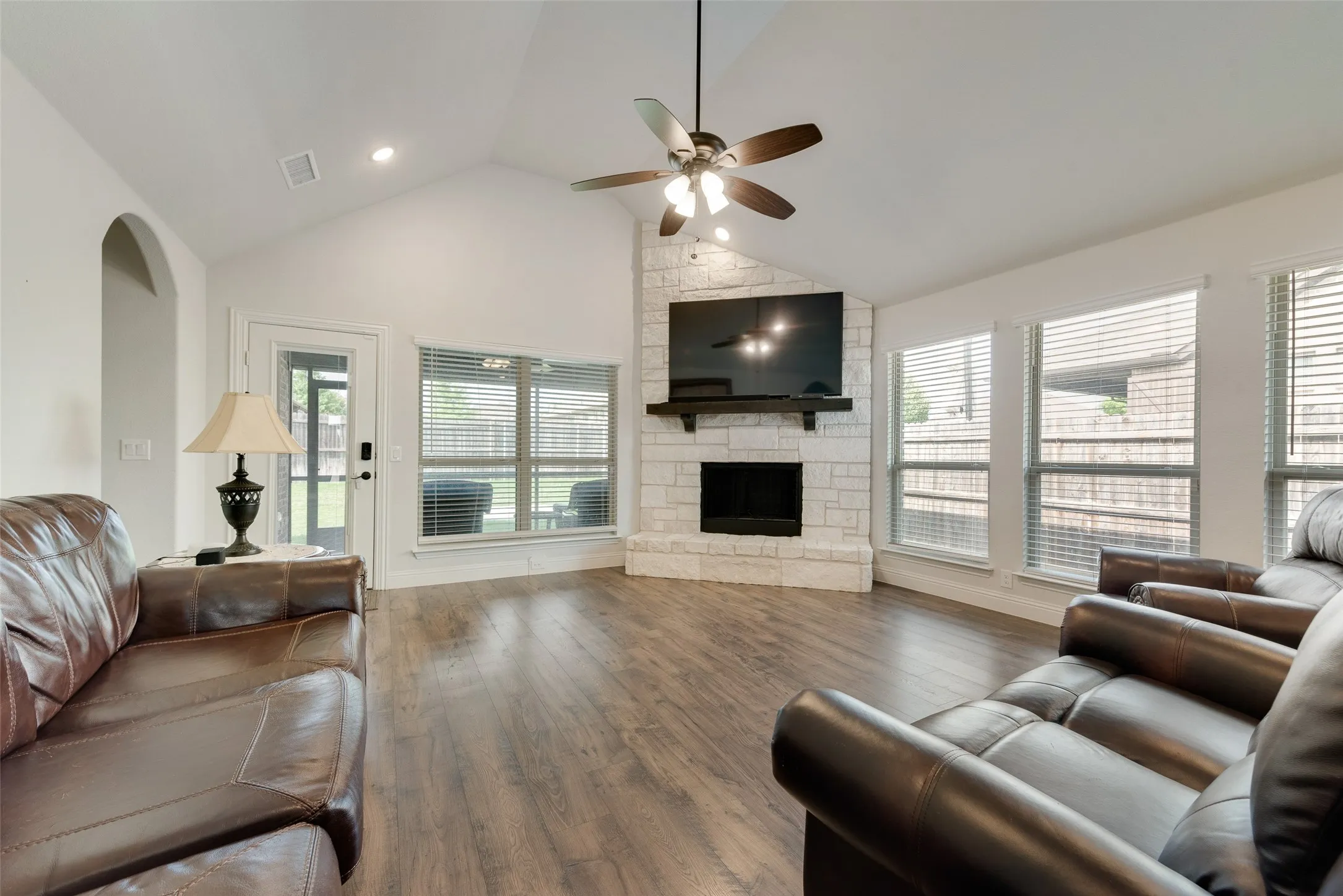 Single Family Residence For Sale in Ellis County , 605 Dusty Glen Trail, Midlothian, Texas 76065, 4 Bedroom, 3 Bathroom, 2 Garage spaces, 2,825 Sqft, built in 2022, Preowned, mls#21253223, Real Estate Agent in Midlothian, Homes For Sale in Ellis county, Homes For Sale in Midlothian, Realtor in Midlothian Texas, Real Estate Brokerage Independent Realty Texas, Luminita Cordes Realtor