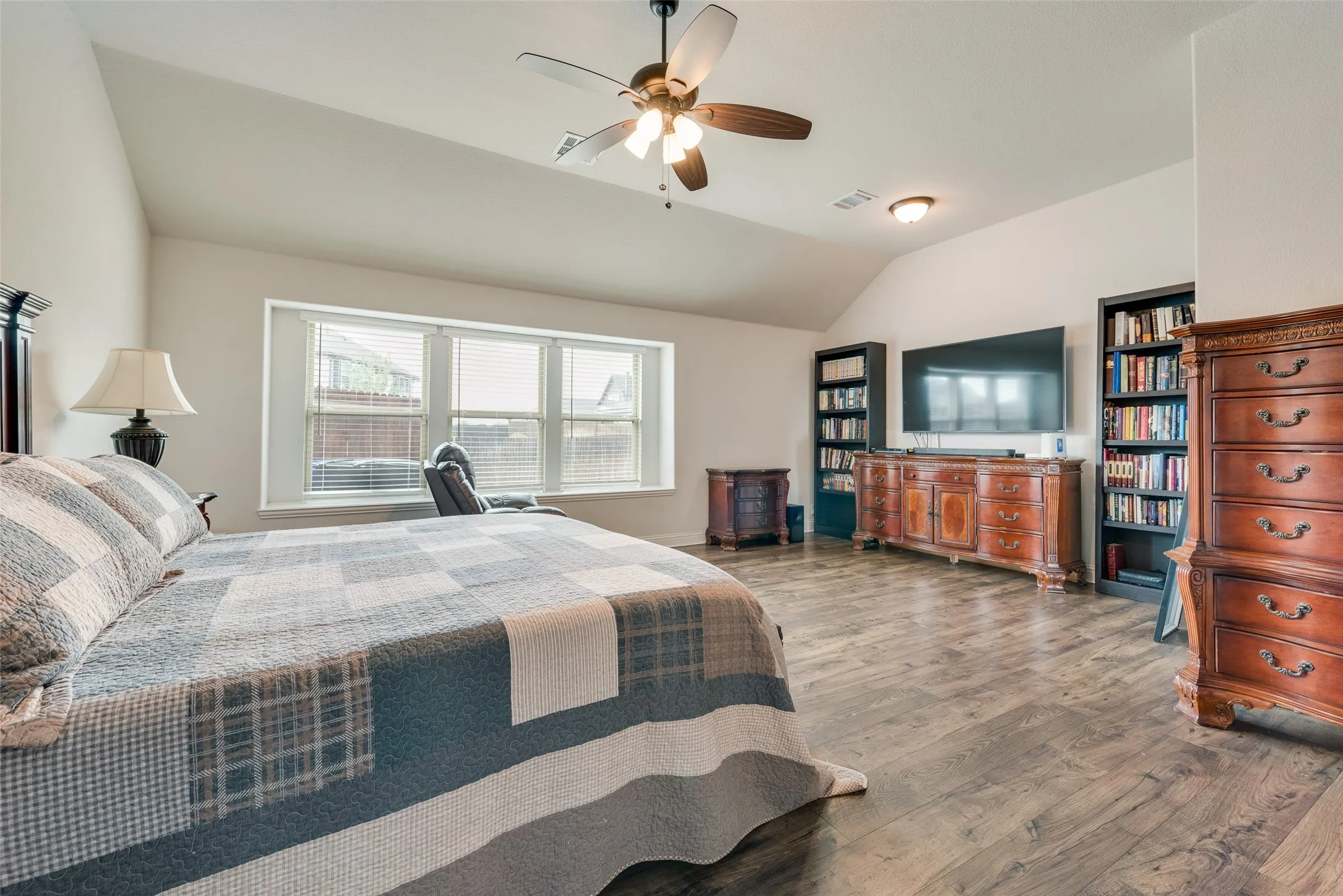Single Family Residence For Sale in Ellis County , 605 Dusty Glen Trail, Midlothian, Texas 76065, 4 Bedroom, 3 Bathroom, 2 Garage spaces, 2,825 Sqft, built in 2022, Preowned, mls#21253223, Real Estate Agent in Midlothian, Homes For Sale in Ellis county, Homes For Sale in Midlothian, Realtor in Midlothian Texas, Real Estate Brokerage Independent Realty Texas, Luminita Cordes Realtor