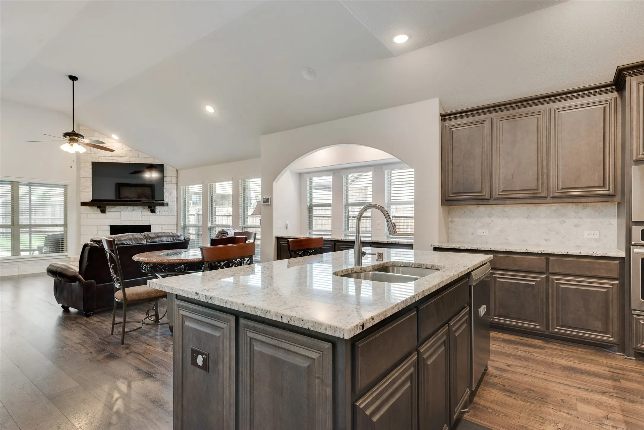 Single Family Residence For Sale in Ellis County , 605 Dusty Glen Trail, Midlothian, Texas 76065, 4 Bedroom, 3 Bathroom, 2 Garage spaces, 2,825 Sqft, built in 2022, Preowned, mls#21253223, Real Estate Agent in Midlothian, Homes For Sale in Ellis county, Homes For Sale in Midlothian, Realtor in Midlothian Texas, Real Estate Brokerage Independent Realty Texas, Luminita Cordes Realtor