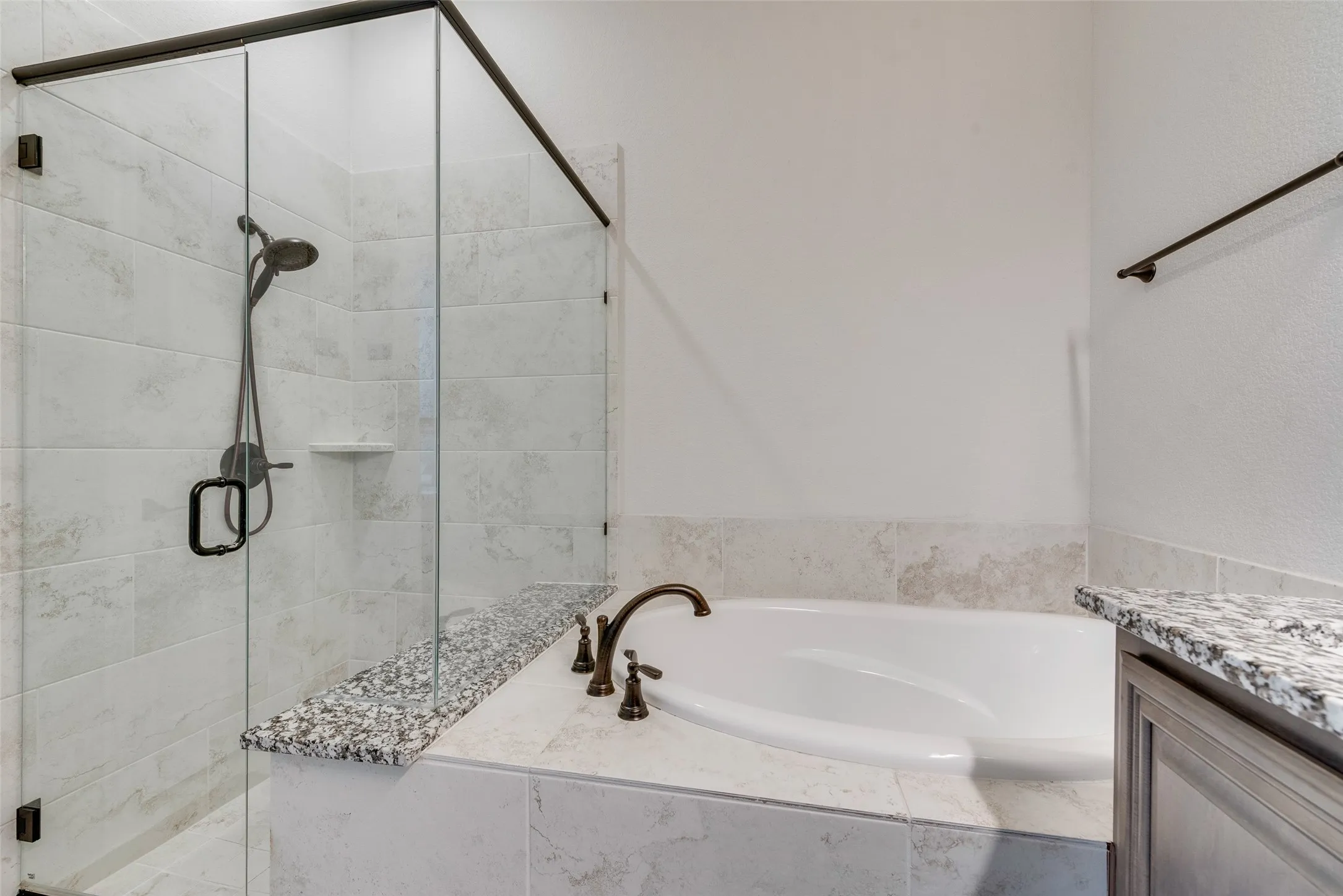 Single Family Residence For Sale in Ellis County , 605 Dusty Glen Trail, Midlothian, Texas 76065, 4 Bedroom, 3 Bathroom, 2 Garage spaces, 2,825 Sqft, built in 2022, Preowned, mls#21253223, Real Estate Agent in Midlothian, Homes For Sale in Ellis county, Homes For Sale in Midlothian, Realtor in Midlothian Texas, Real Estate Brokerage Independent Realty Texas, Luminita Cordes Realtor