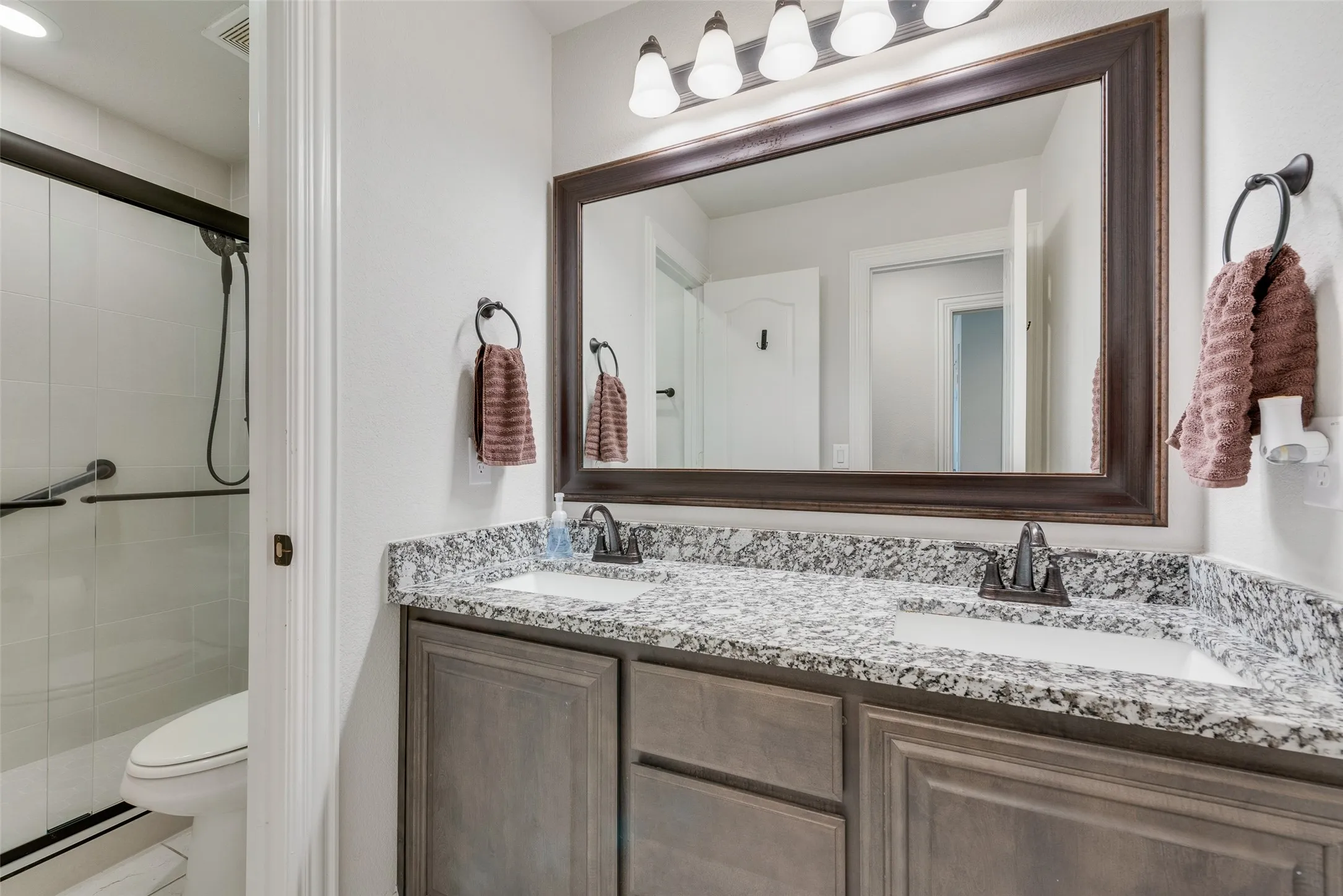 Single Family Residence For Sale in Ellis County , 605 Dusty Glen Trail, Midlothian, Texas 76065, 4 Bedroom, 3 Bathroom, 2 Garage spaces, 2,825 Sqft, built in 2022, Preowned, mls#21253223, Real Estate Agent in Midlothian, Homes For Sale in Ellis county, Homes For Sale in Midlothian, Realtor in Midlothian Texas, Real Estate Brokerage Independent Realty Texas, Luminita Cordes Realtor