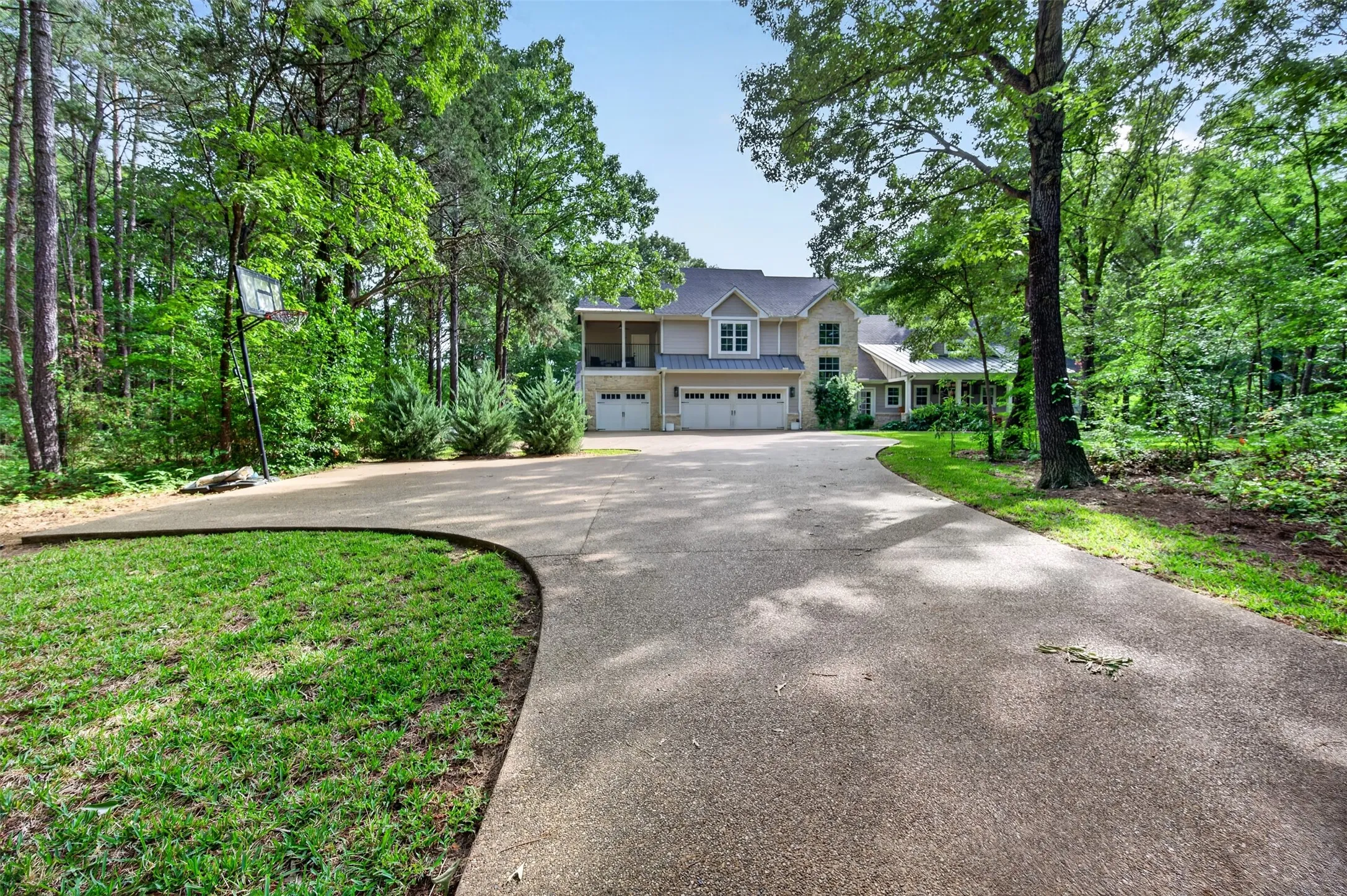 Single Family Residence For Sale in Henderson County , 4747 Stonebridge Lane, Athens, Texas 75751, 4 Bedrooms, 4 Bathrooms, 3 Garage spaces, 3,845 Sqft, built in 2020, Preowned, Price $1,270,000, mls#21250400, Real Estate Agent in Athens, Homes For Sale in Henderson county, Homes For Sale in Athens, Realtor in Athens Texas, Real Estate Brokerage Independent Realty Texas, Luminita Cordes Realtor