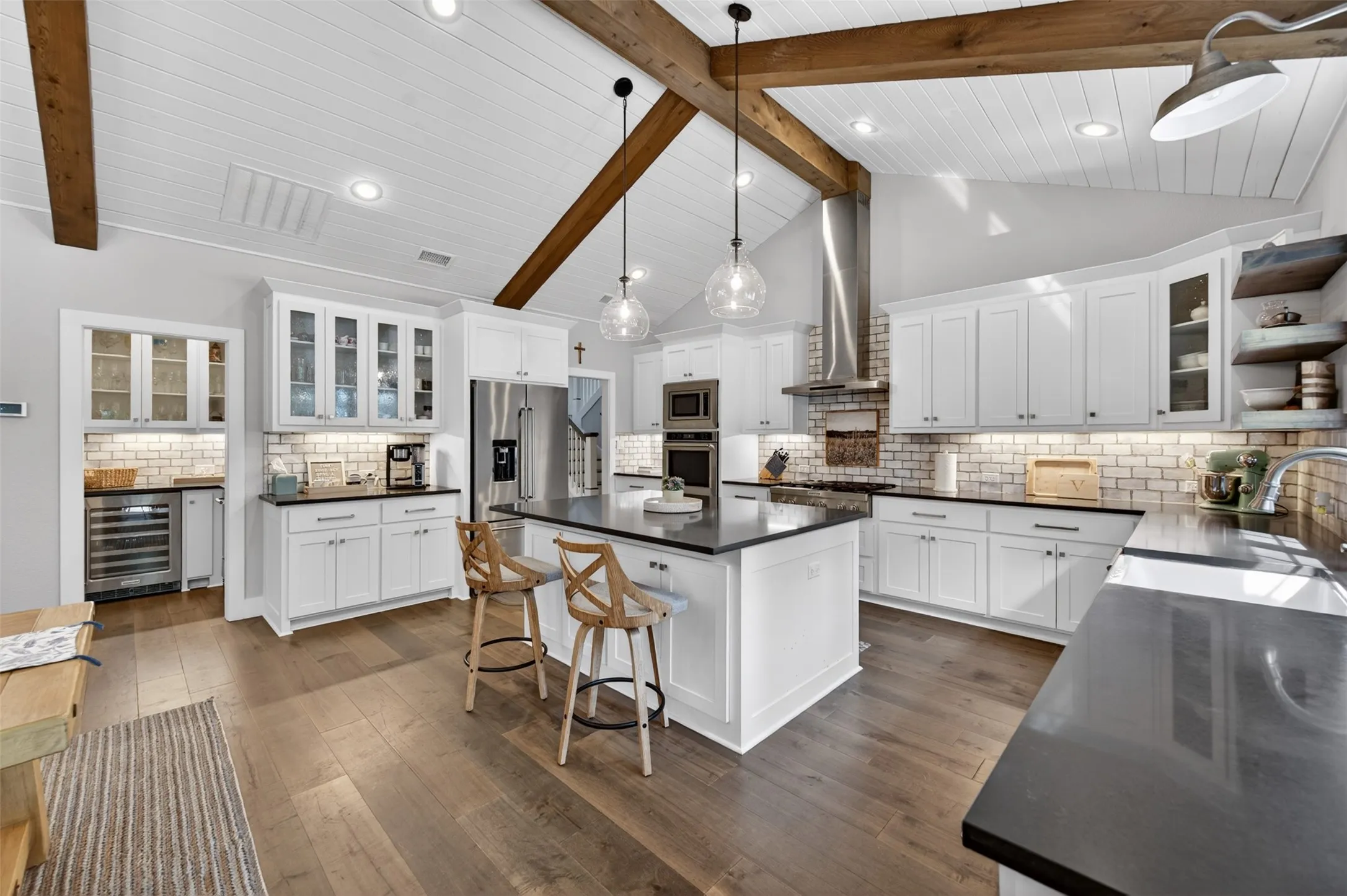 Single Family Residence For Sale in Henderson County , 4747 Stonebridge Lane, Athens, Texas 75751, 4 Bedrooms, 4 Bathrooms, 3 Garage spaces, 3,845 Sqft, built in 2020, Preowned, Price $1,270,000, mls#21250400, Real Estate Agent in Athens, Homes For Sale in Henderson county, Homes For Sale in Athens, Realtor in Athens Texas, Real Estate Brokerage Independent Realty Texas, Luminita Cordes Realtor
