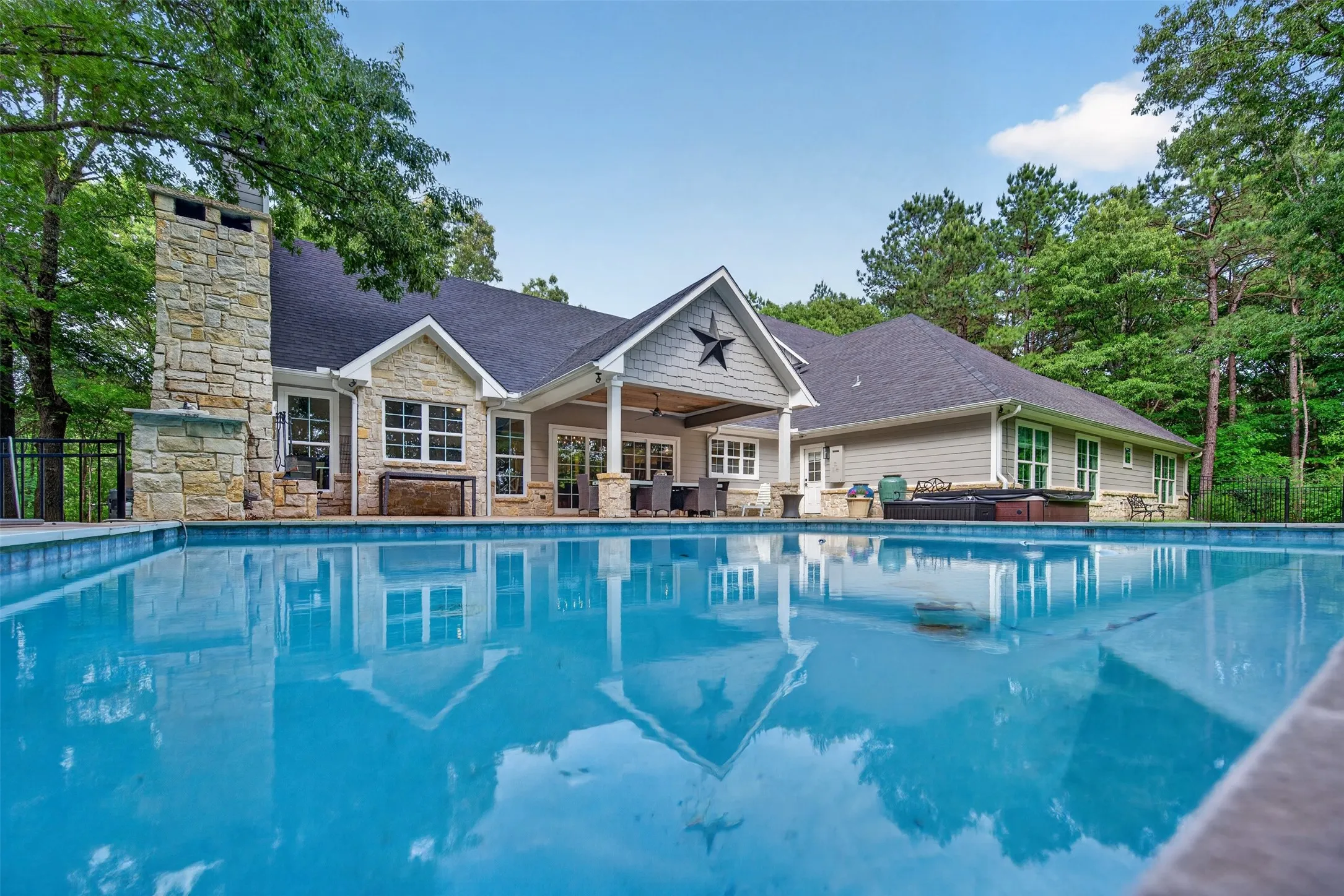 Single Family Residence For Sale in Henderson County , 4747 Stonebridge Lane, Athens, Texas 75751, 4 Bedrooms, 4 Bathrooms, 3 Garage spaces, 3,845 Sqft, built in 2020, Preowned, Price $1,270,000, mls#21250400, Real Estate Agent in Athens, Homes For Sale in Henderson county, Homes For Sale in Athens, Realtor in Athens Texas, Real Estate Brokerage Independent Realty Texas, Luminita Cordes Realtor