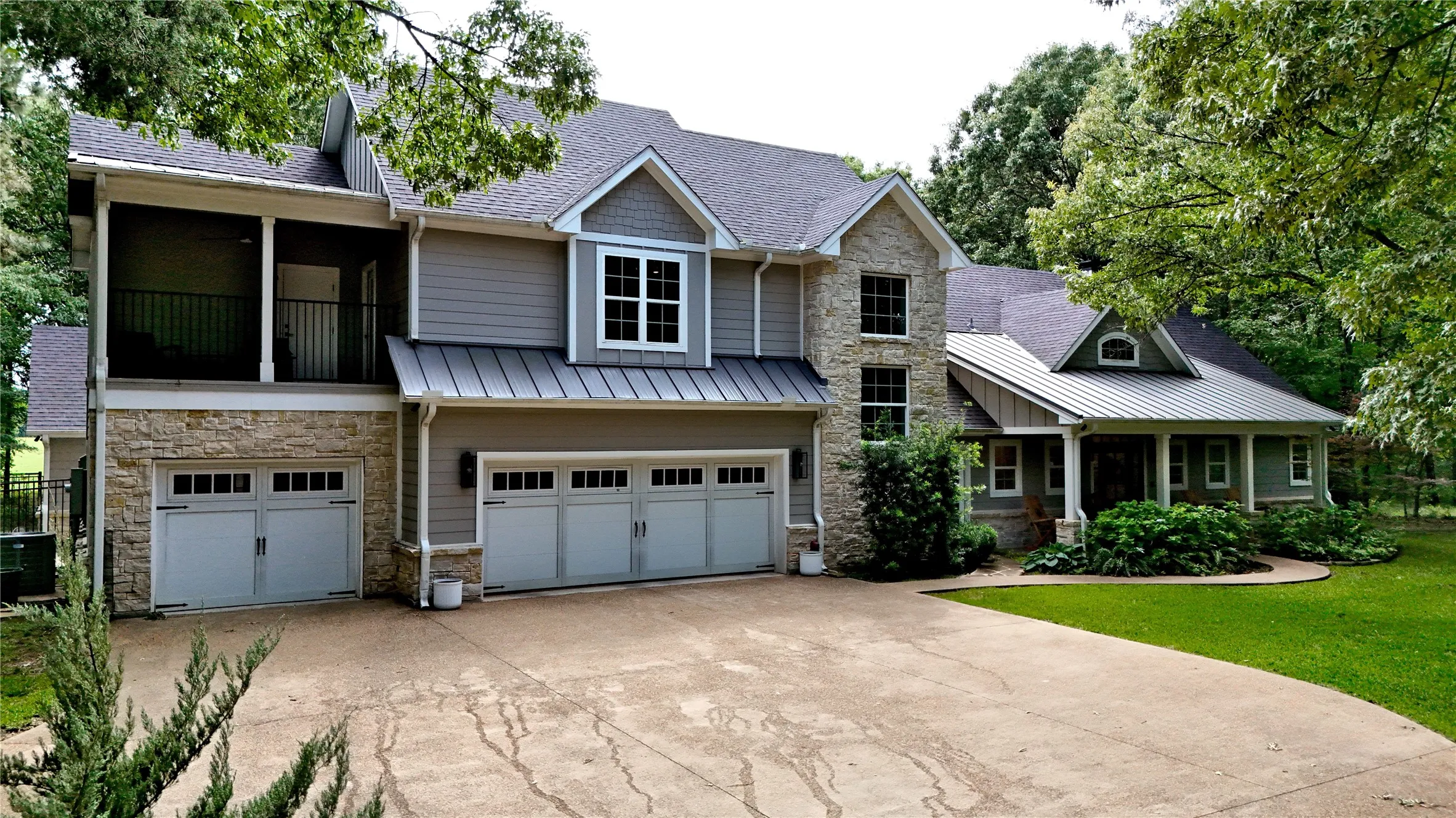 Single Family Residence For Sale in Henderson County , 4747 Stonebridge Lane, Athens, Texas 75751, 4 Bedrooms, 4 Bathrooms, 3 Garage spaces, 3,845 Sqft, built in 2020, Preowned, Price $1,270,000, mls#21250400, Real Estate Agent in Athens, Homes For Sale in Henderson county, Homes For Sale in Athens, Realtor in Athens Texas, Real Estate Brokerage Independent Realty Texas, Luminita Cordes Realtor