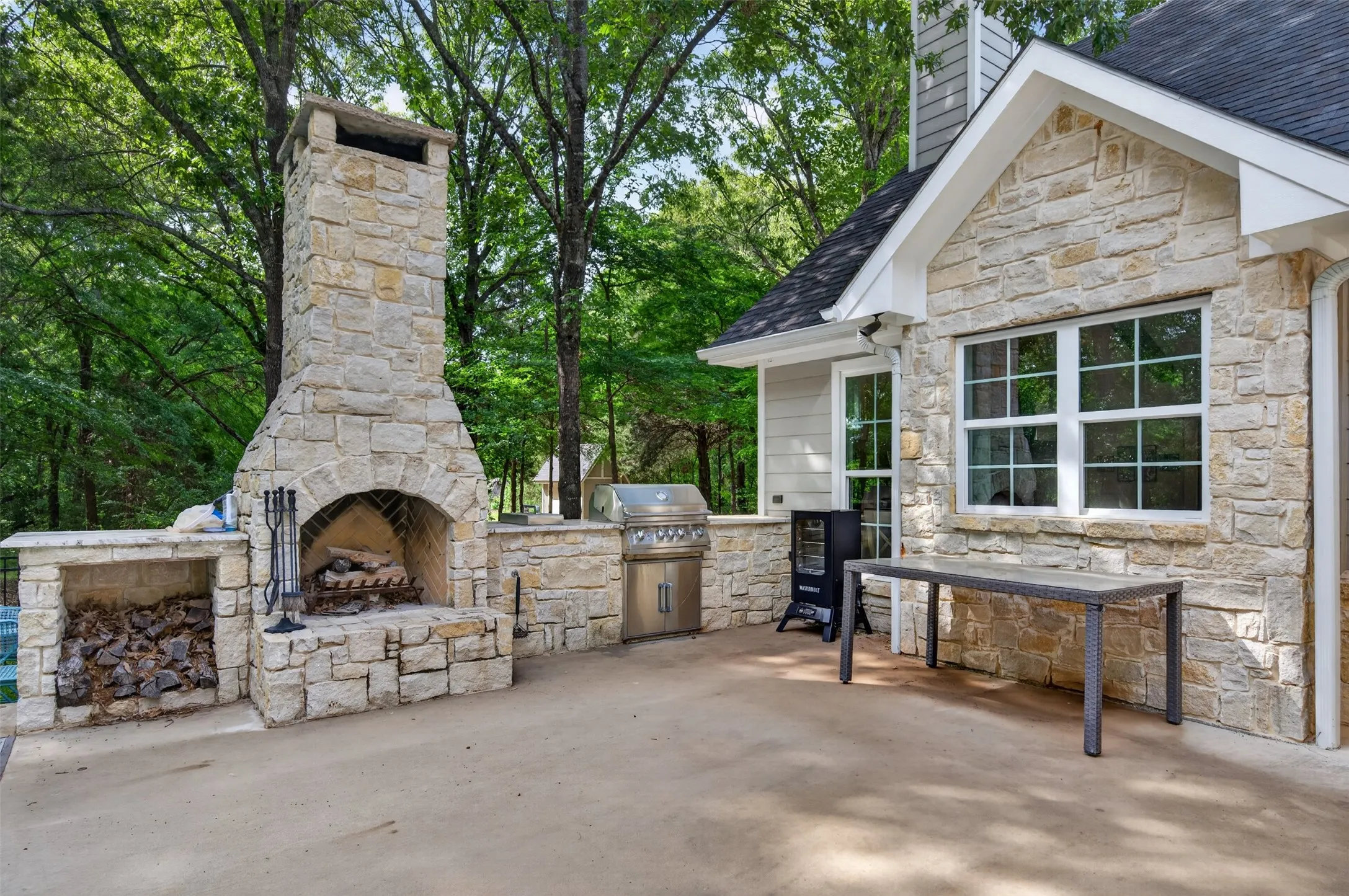 Single Family Residence For Sale in Henderson County , 4747 Stonebridge Lane, Athens, Texas 75751, 4 Bedrooms, 4 Bathrooms, 3 Garage spaces, 3,845 Sqft, built in 2020, Preowned, Price $1,270,000, mls#21250400, Real Estate Agent in Athens, Homes For Sale in Henderson county, Homes For Sale in Athens, Realtor in Athens Texas, Real Estate Brokerage Independent Realty Texas, Luminita Cordes Realtor