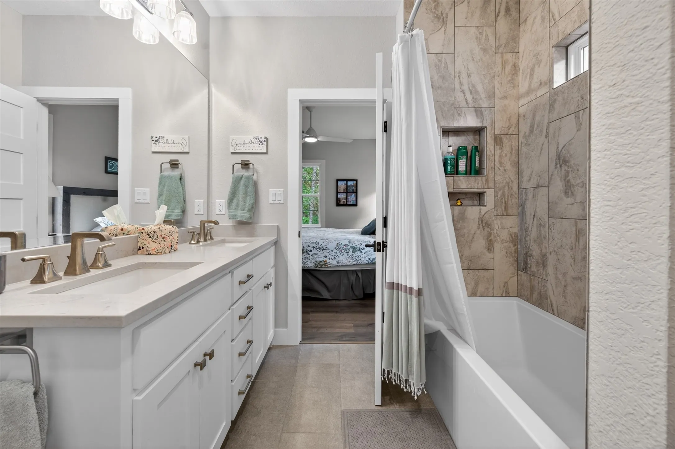 Single Family Residence For Sale in Henderson County , 4747 Stonebridge Lane, Athens, Texas 75751, 4 Bedrooms, 4 Bathrooms, 3 Garage spaces, 3,845 Sqft, built in 2020, Preowned, Price $1,270,000, mls#21250400, Real Estate Agent in Athens, Homes For Sale in Henderson county, Homes For Sale in Athens, Realtor in Athens Texas, Real Estate Brokerage Independent Realty Texas, Luminita Cordes Realtor