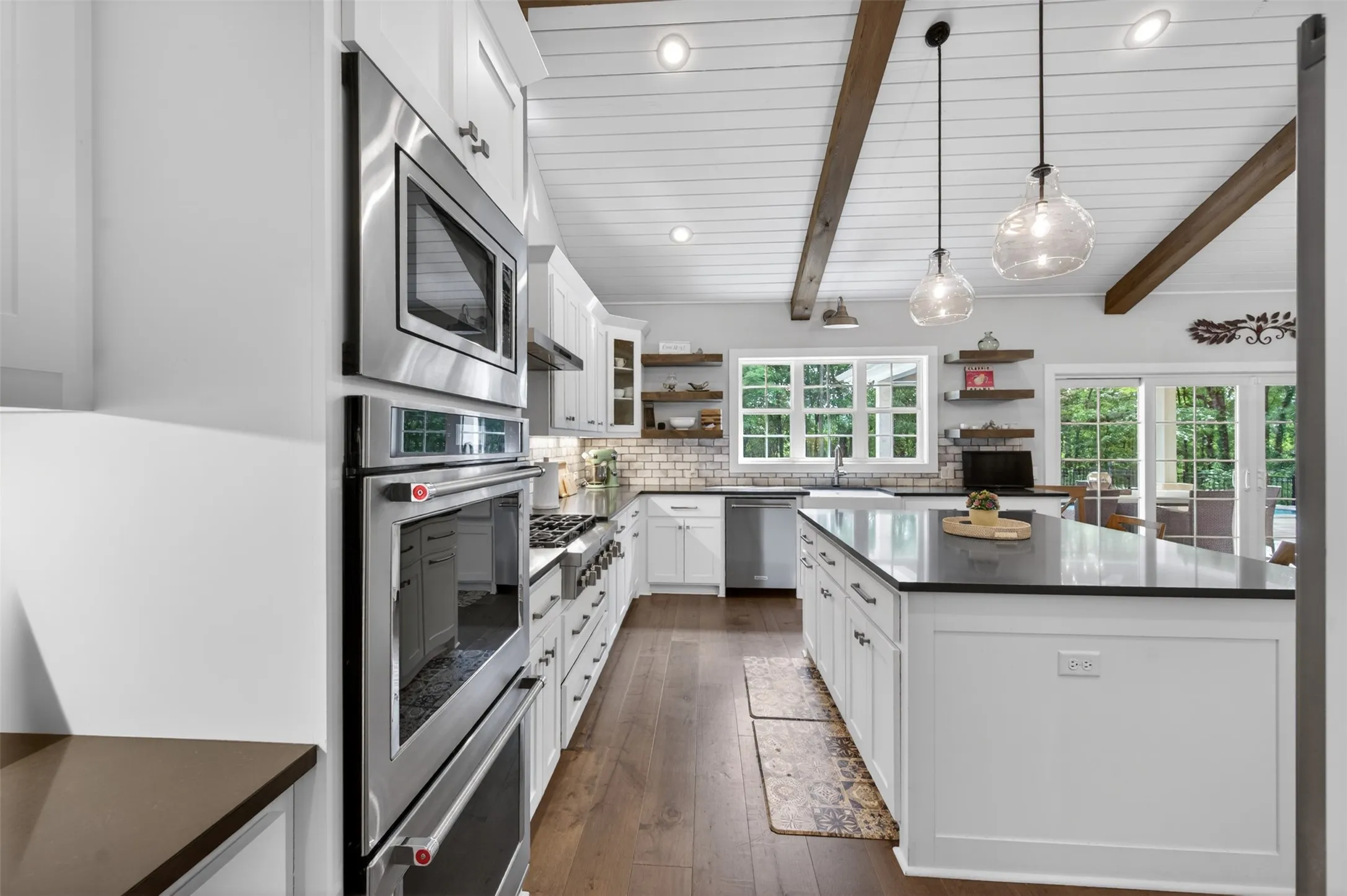 Single Family Residence For Sale in Henderson County , 4747 Stonebridge Lane, Athens, Texas 75751, 4 Bedrooms, 4 Bathrooms, 3 Garage spaces, 3,845 Sqft, built in 2020, Preowned, Price $1,270,000, mls#21250400, Real Estate Agent in Athens, Homes For Sale in Henderson county, Homes For Sale in Athens, Realtor in Athens Texas, Real Estate Brokerage Independent Realty Texas, Luminita Cordes Realtor