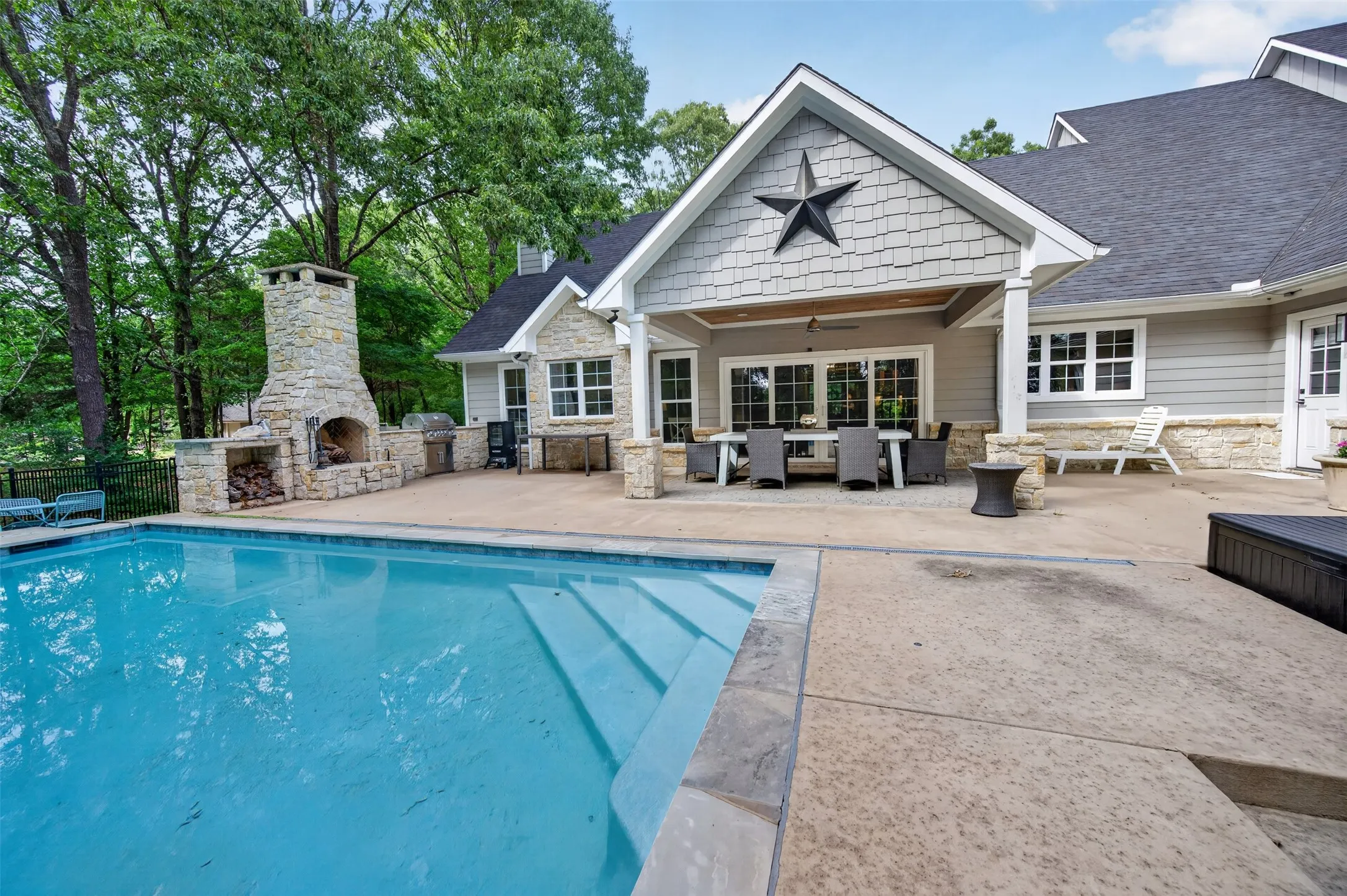 Single Family Residence For Sale in Henderson County , 4747 Stonebridge Lane, Athens, Texas 75751, 4 Bedrooms, 4 Bathrooms, 3 Garage spaces, 3,845 Sqft, built in 2020, Preowned, Price $1,270,000, mls#21250400, Real Estate Agent in Athens, Homes For Sale in Henderson county, Homes For Sale in Athens, Realtor in Athens Texas, Real Estate Brokerage Independent Realty Texas, Luminita Cordes Realtor