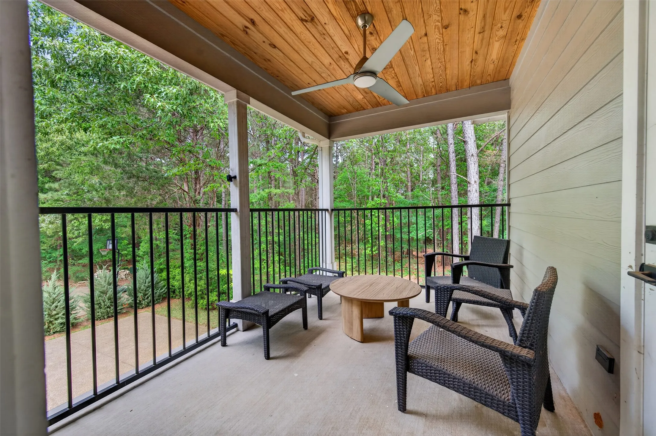Single Family Residence For Sale in Henderson County , 4747 Stonebridge Lane, Athens, Texas 75751, 4 Bedrooms, 4 Bathrooms, 3 Garage spaces, 3,845 Sqft, built in 2020, Preowned, Price $1,270,000, mls#21250400, Real Estate Agent in Athens, Homes For Sale in Henderson county, Homes For Sale in Athens, Realtor in Athens Texas, Real Estate Brokerage Independent Realty Texas, Luminita Cordes Realtor
