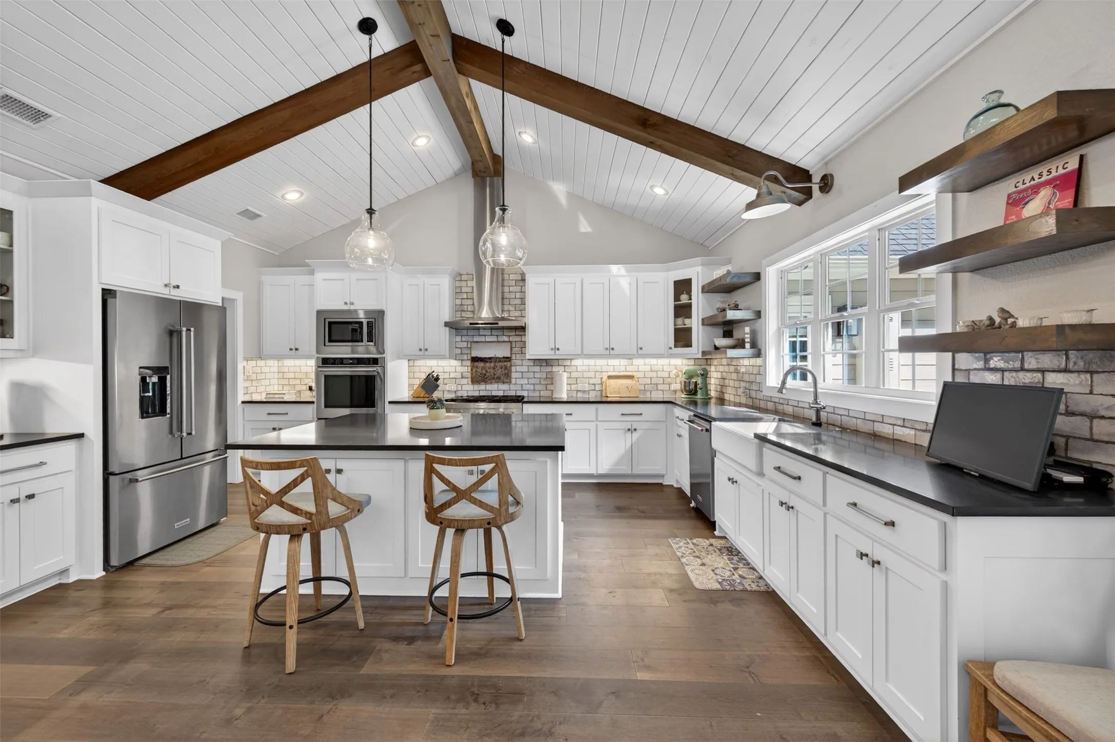 Single Family Residence For Sale in Henderson County , 4747 Stonebridge Lane, Athens, Texas 75751, 4 Bedrooms, 4 Bathrooms, 3 Garage spaces, 3,845 Sqft, built in 2020, Preowned, Price $1,270,000, mls#21250400, Real Estate Agent in Athens, Homes For Sale in Henderson county, Homes For Sale in Athens, Realtor in Athens Texas, Real Estate Brokerage Independent Realty Texas, Luminita Cordes Realtor