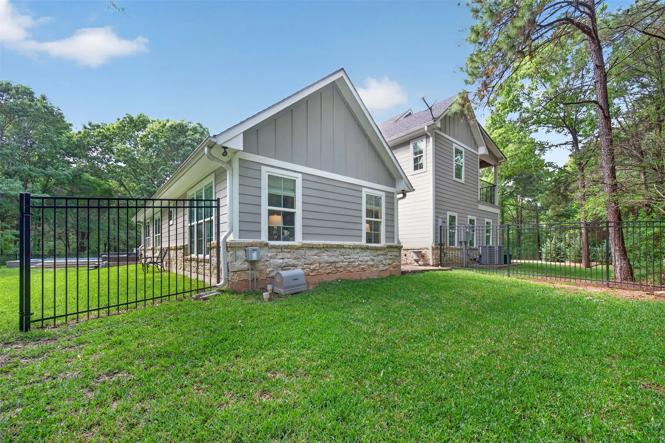 Single Family Residence For Sale in Henderson County , 4747 Stonebridge Lane, Athens, Texas 75751, 4 Bedrooms, 4 Bathrooms, 3 Garage spaces, 3,845 Sqft, built in 2020, Preowned, Price $1,270,000, mls#21250400, Real Estate Agent in Athens, Homes For Sale in Henderson county, Homes For Sale in Athens, Realtor in Athens Texas, Real Estate Brokerage Independent Realty Texas, Luminita Cordes Realtor