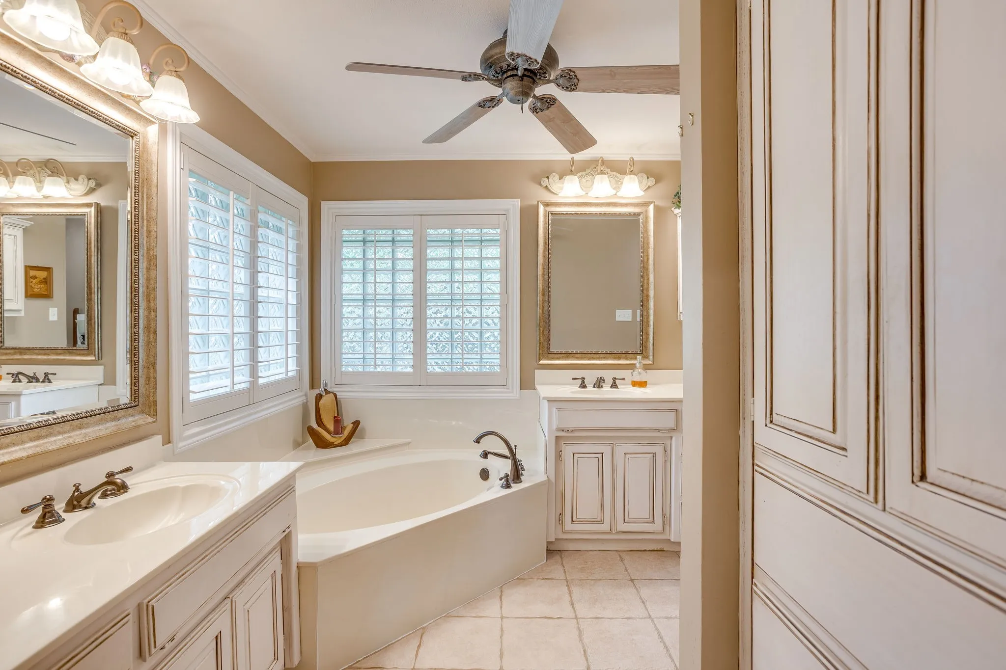 Single Family Residence For Sale in Hood County , 6203 Prospect Hill Drive, Granbury, Texas 76049, 3 Bedroom, 3 Bathroom, 3 Garage spaces, 2,330 Sqft, built in 1992, Preowned, mls#21252872, Real Estate Agent in Granbury, Homes For Sale in Hood county, Homes For Sale in Granbury, Realtor in Granbury Texas, Real Estate Brokerage Independent Realty Texas, Luminita Cordes Realtor