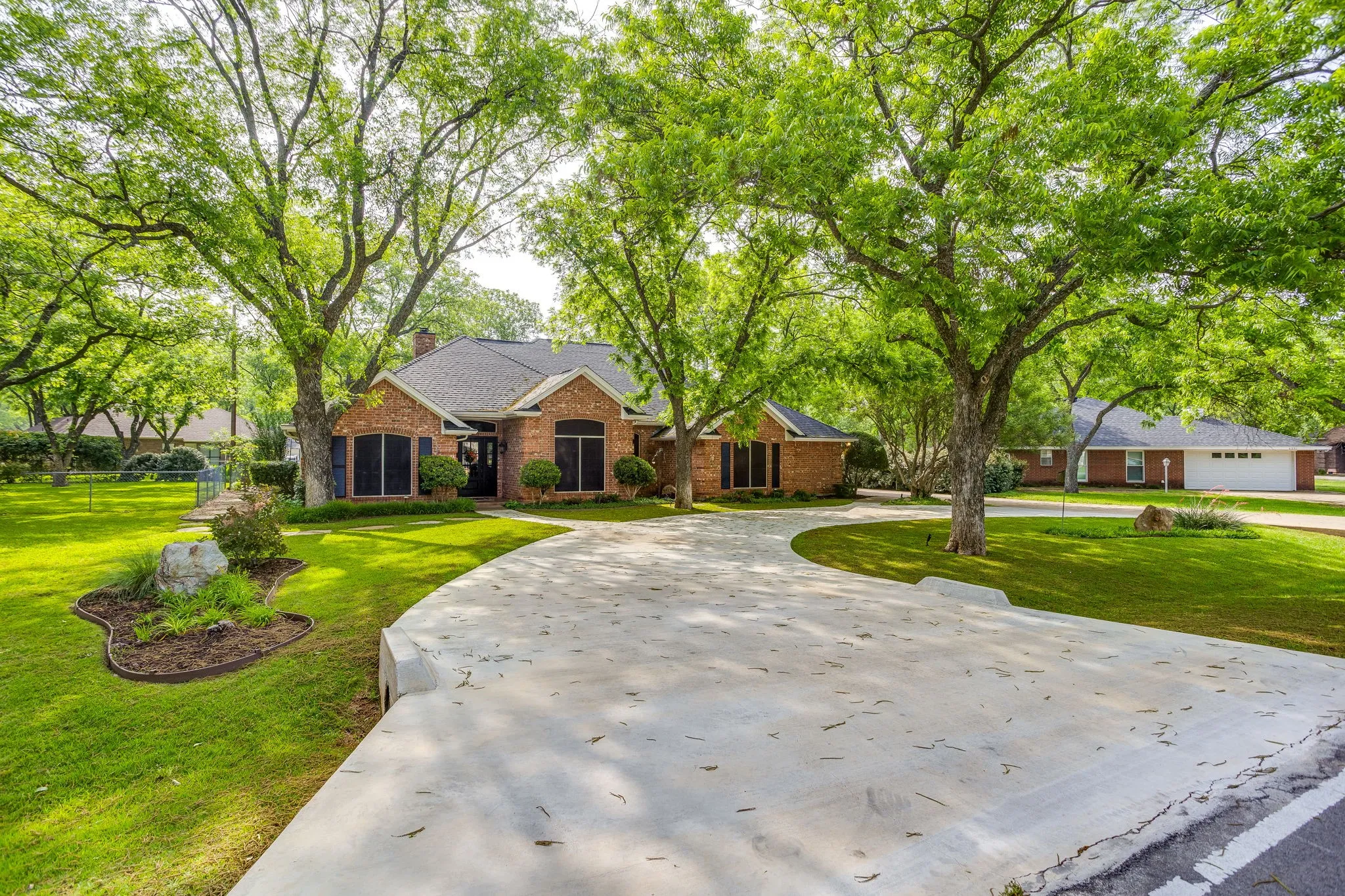 Single Family Residence For Sale in Hood County , 6203 Prospect Hill Drive, Granbury, Texas 76049, 3 Bedroom, 3 Bathroom, 3 Garage spaces, 2,330 Sqft, built in 1992, Preowned, mls#21252872, Real Estate Agent in Granbury, Homes For Sale in Hood county, Homes For Sale in Granbury, Realtor in Granbury Texas, Real Estate Brokerage Independent Realty Texas, Luminita Cordes Realtor