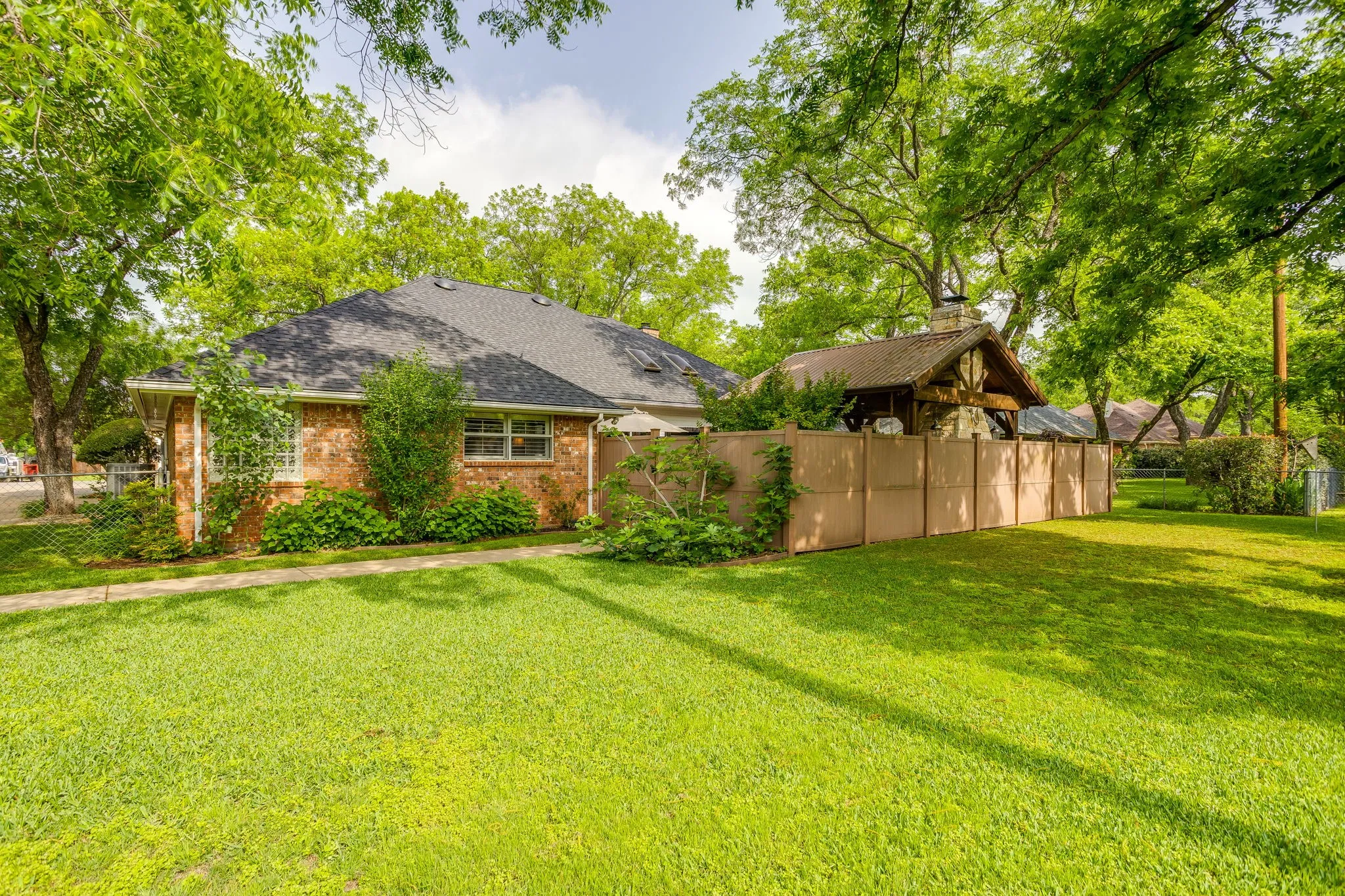 Single Family Residence For Sale in Hood County , 6203 Prospect Hill Drive, Granbury, Texas 76049, 3 Bedroom, 3 Bathroom, 3 Garage spaces, 2,330 Sqft, built in 1992, Preowned, mls#21252872, Real Estate Agent in Granbury, Homes For Sale in Hood county, Homes For Sale in Granbury, Realtor in Granbury Texas, Real Estate Brokerage Independent Realty Texas, Luminita Cordes Realtor