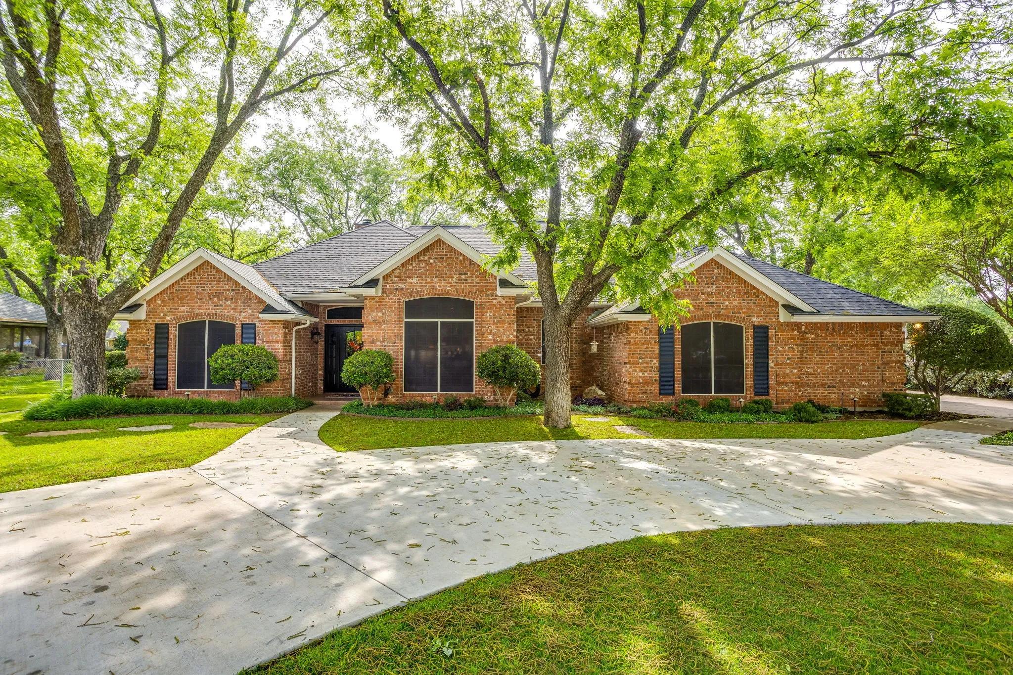 Single Family Residence For Sale in Hood County , 6203 Prospect Hill Drive, Granbury, Texas 76049, 3 Bedroom, 3 Bathroom, 3 Garage spaces, 2,330 Sqft, built in 1992, Preowned, mls#21252872, Real Estate Agent in Granbury, Homes For Sale in Hood county, Homes For Sale in Granbury, Realtor in Granbury Texas, Real Estate Brokerage Independent Realty Texas, Luminita Cordes Realtor