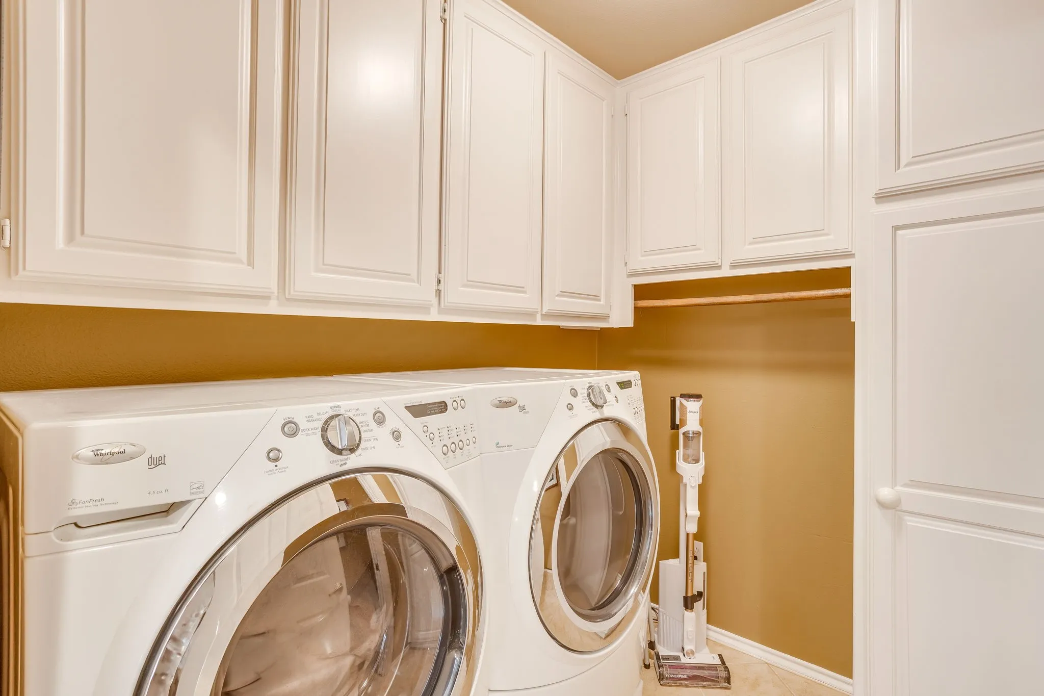Single Family Residence For Sale in Hood County , 6203 Prospect Hill Drive, Granbury, Texas 76049, 3 Bedroom, 3 Bathroom, 3 Garage spaces, 2,330 Sqft, built in 1992, Preowned, mls#21252872, Real Estate Agent in Granbury, Homes For Sale in Hood county, Homes For Sale in Granbury, Realtor in Granbury Texas, Real Estate Brokerage Independent Realty Texas, Luminita Cordes Realtor