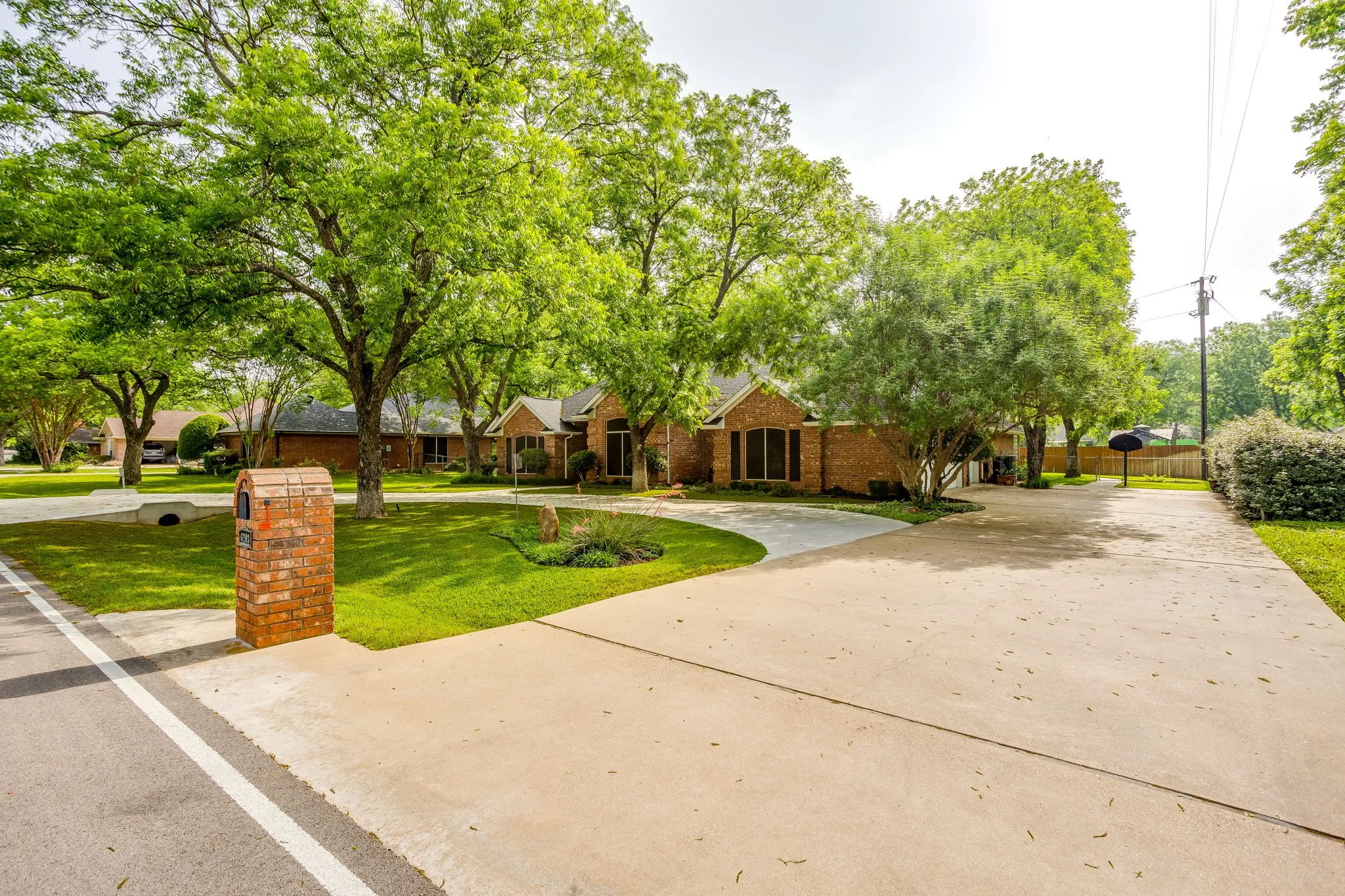 Single Family Residence For Sale in Hood County , 6203 Prospect Hill Drive, Granbury, Texas 76049, 3 Bedroom, 3 Bathroom, 3 Garage spaces, 2,330 Sqft, built in 1992, Preowned, mls#21252872, Real Estate Agent in Granbury, Homes For Sale in Hood county, Homes For Sale in Granbury, Realtor in Granbury Texas, Real Estate Brokerage Independent Realty Texas, Luminita Cordes Realtor