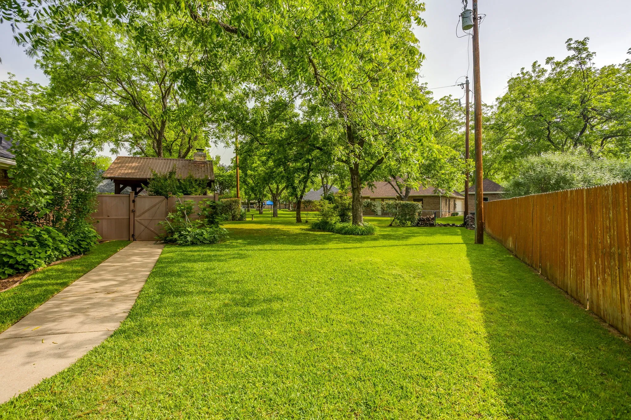 Single Family Residence For Sale in Hood County , 6203 Prospect Hill Drive, Granbury, Texas 76049, 3 Bedroom, 3 Bathroom, 3 Garage spaces, 2,330 Sqft, built in 1992, Preowned, mls#21252872, Real Estate Agent in Granbury, Homes For Sale in Hood county, Homes For Sale in Granbury, Realtor in Granbury Texas, Real Estate Brokerage Independent Realty Texas, Luminita Cordes Realtor