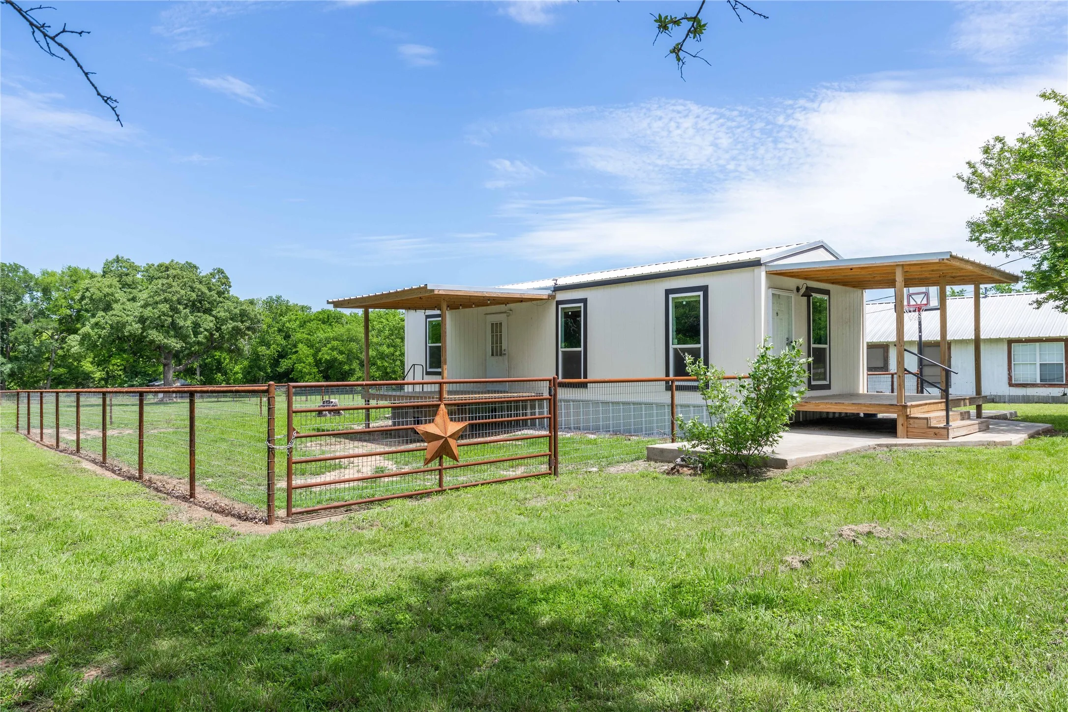 Manufactured Home For Sale in Comanche County , 601 E Reynosa, De Leon, Texas 76444, 1 Bedroom, 1 Bathroom, Garage spaces, 640 Sqft, built in 2025, New Construction - Complete, mls#21252942, Real Estate Agent in De Leon, Homes For Sale in Comanche county, Homes For Sale in De Leon, Realtor in De Leon Texas, Real Estate Brokerage Independent Realty Texas, Luminita Cordes Realtor