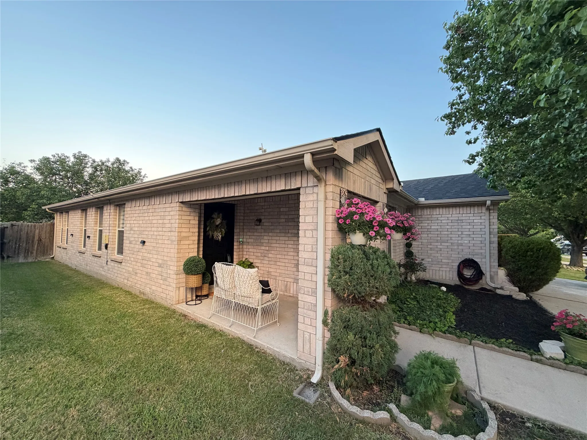 Single Family Residence For Sale in Denton County , 1632 Crown Point Drive, Little Elm, Texas 75036, 3 Bedroom, 2 Bathroom, 2 Garage spaces, 1,672 Sqft, built in 2004, mls#21253335, Real Estate Agent in Little Elm, Homes For Sale in Denton county, Homes For Sale in Little Elm, Realtor in Little Elm Texas, Real Estate Brokerage Independent Realty Texas, Luminita Cordes Realtor