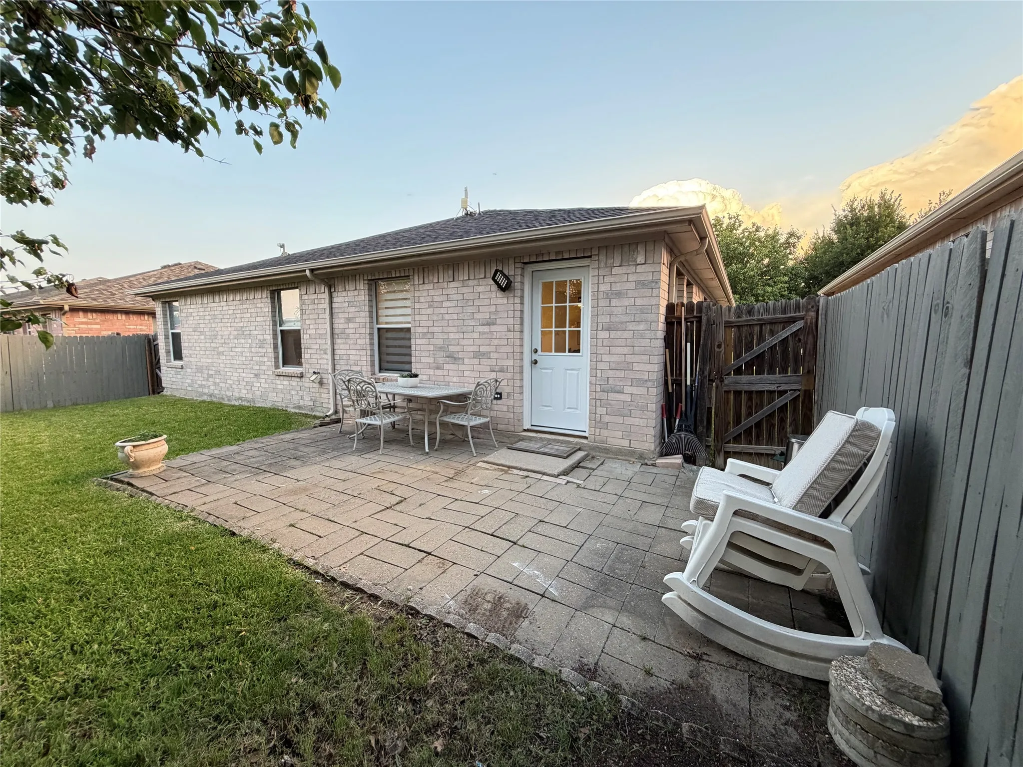 Single Family Residence For Sale in Denton County , 1632 Crown Point Drive, Little Elm, Texas 75036, 3 Bedroom, 2 Bathroom, 2 Garage spaces, 1,672 Sqft, built in 2004, mls#21253335, Real Estate Agent in Little Elm, Homes For Sale in Denton county, Homes For Sale in Little Elm, Realtor in Little Elm Texas, Real Estate Brokerage Independent Realty Texas, Luminita Cordes Realtor