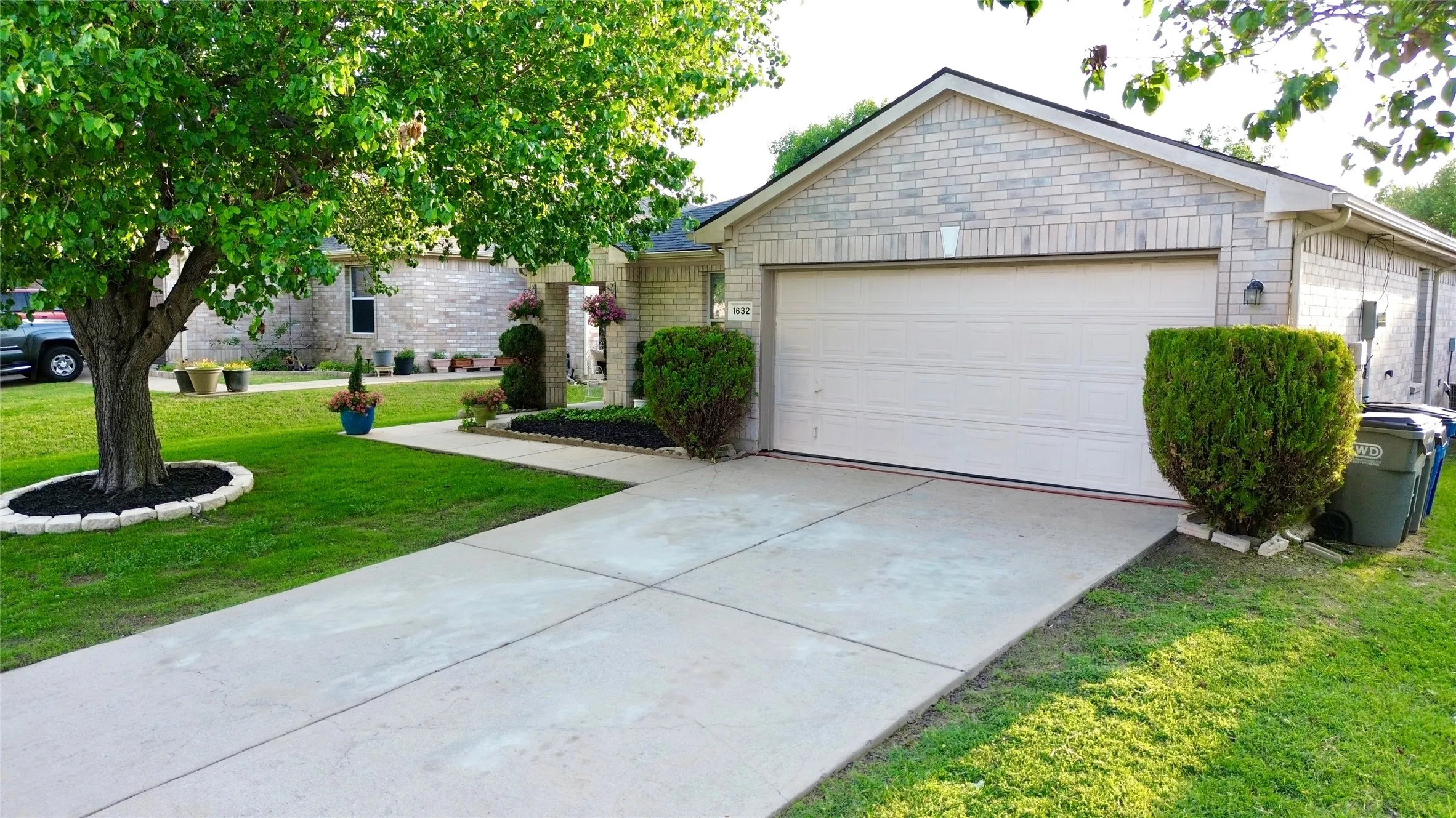 Single Family Residence For Sale in Denton County , 1632 Crown Point Drive, Little Elm, Texas 75036, 3 Bedroom, 2 Bathroom, 2 Garage spaces, 1,672 Sqft, built in 2004, mls#21253335, Real Estate Agent in Little Elm, Homes For Sale in Denton county, Homes For Sale in Little Elm, Realtor in Little Elm Texas, Real Estate Brokerage Independent Realty Texas, Luminita Cordes Realtor