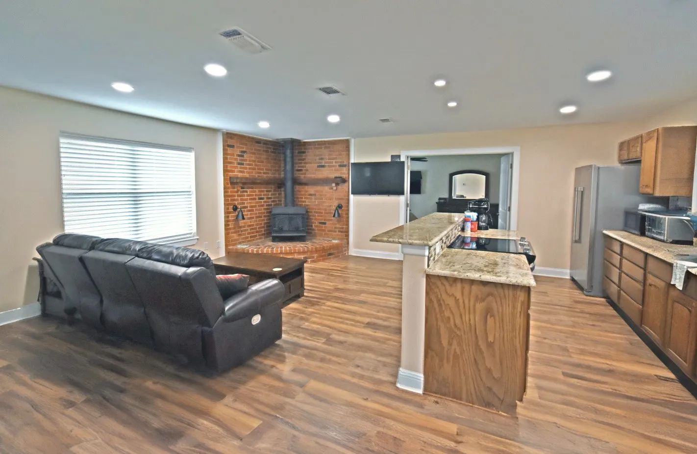 Farm For Sale in Wood County , 289 County Road 4192, Quitman, Texas 75783, 3 Bedrooms, 2 Bathrooms, 2 Garage spaces, 1,701 Sqft, built in 1992, Preowned, Price $695,000, mls#21250546, Real Estate Agent in Quitman, Homes For Sale in Wood county, Homes For Sale in Quitman, Realtor in Quitman Texas, Real Estate Brokerage Independent Realty Texas, Luminita Cordes Realtor