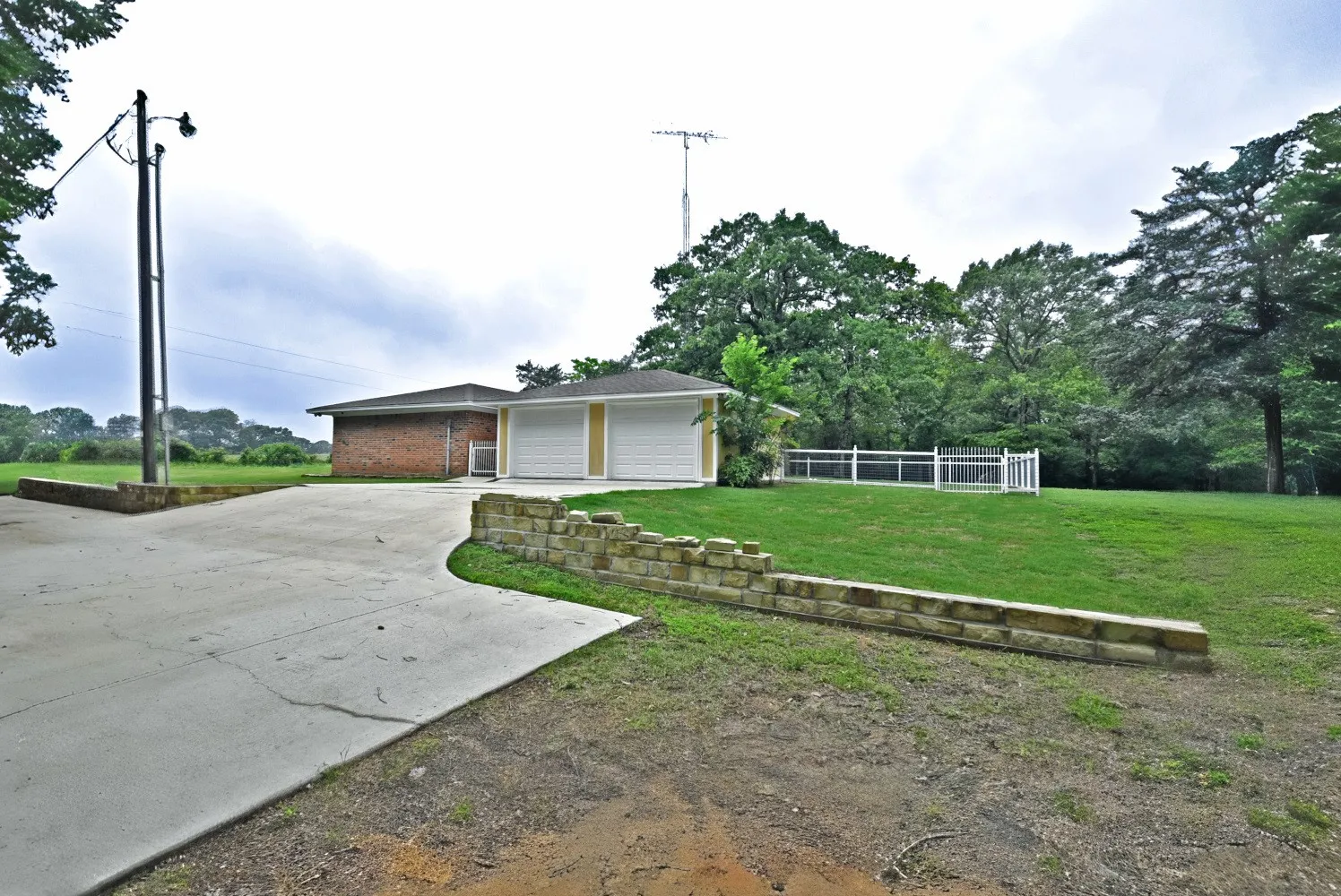 Farm For Sale in Wood County , 289 County Road 4192, Quitman, Texas 75783, 3 Bedrooms, 2 Bathrooms, 2 Garage spaces, 1,701 Sqft, built in 1992, Preowned, Price $695,000, mls#21250546, Real Estate Agent in Quitman, Homes For Sale in Wood county, Homes For Sale in Quitman, Realtor in Quitman Texas, Real Estate Brokerage Independent Realty Texas, Luminita Cordes Realtor
