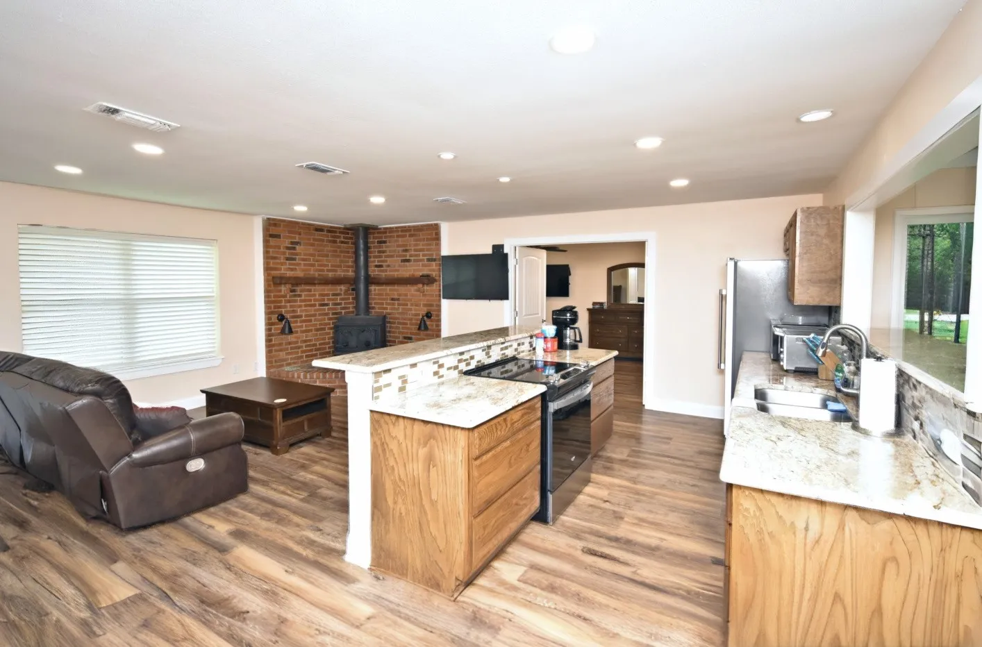 Farm For Sale in Wood County , 289 County Road 4192, Quitman, Texas 75783, 3 Bedrooms, 2 Bathrooms, 2 Garage spaces, 1,701 Sqft, built in 1992, Preowned, Price $695,000, mls#21250546, Real Estate Agent in Quitman, Homes For Sale in Wood county, Homes For Sale in Quitman, Realtor in Quitman Texas, Real Estate Brokerage Independent Realty Texas, Luminita Cordes Realtor