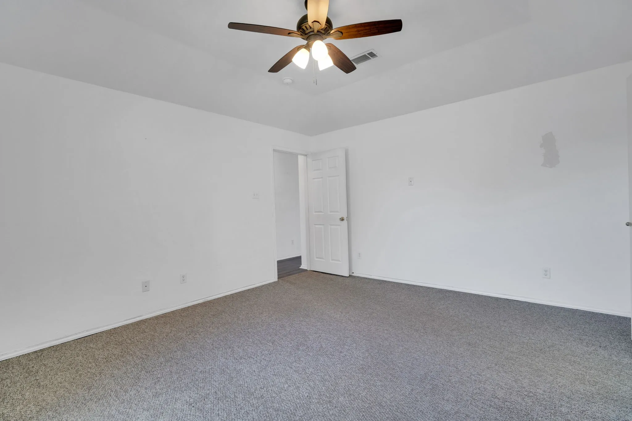 Single Family Residence For Sale in Johnson County , 1040 Vinewood Avenue, Burleson, Texas 76028, 3 Bedroom, 2 Bathroom, 2 Garage spaces, 1,613 Sqft, built in 2003, Preowned, mls#21252786, Real Estate Agent in Burleson, Homes For Sale in Johnson county, Homes For Sale in Burleson, Realtor in Burleson Texas, Real Estate Brokerage Independent Realty Texas, Luminita Cordes Realtor