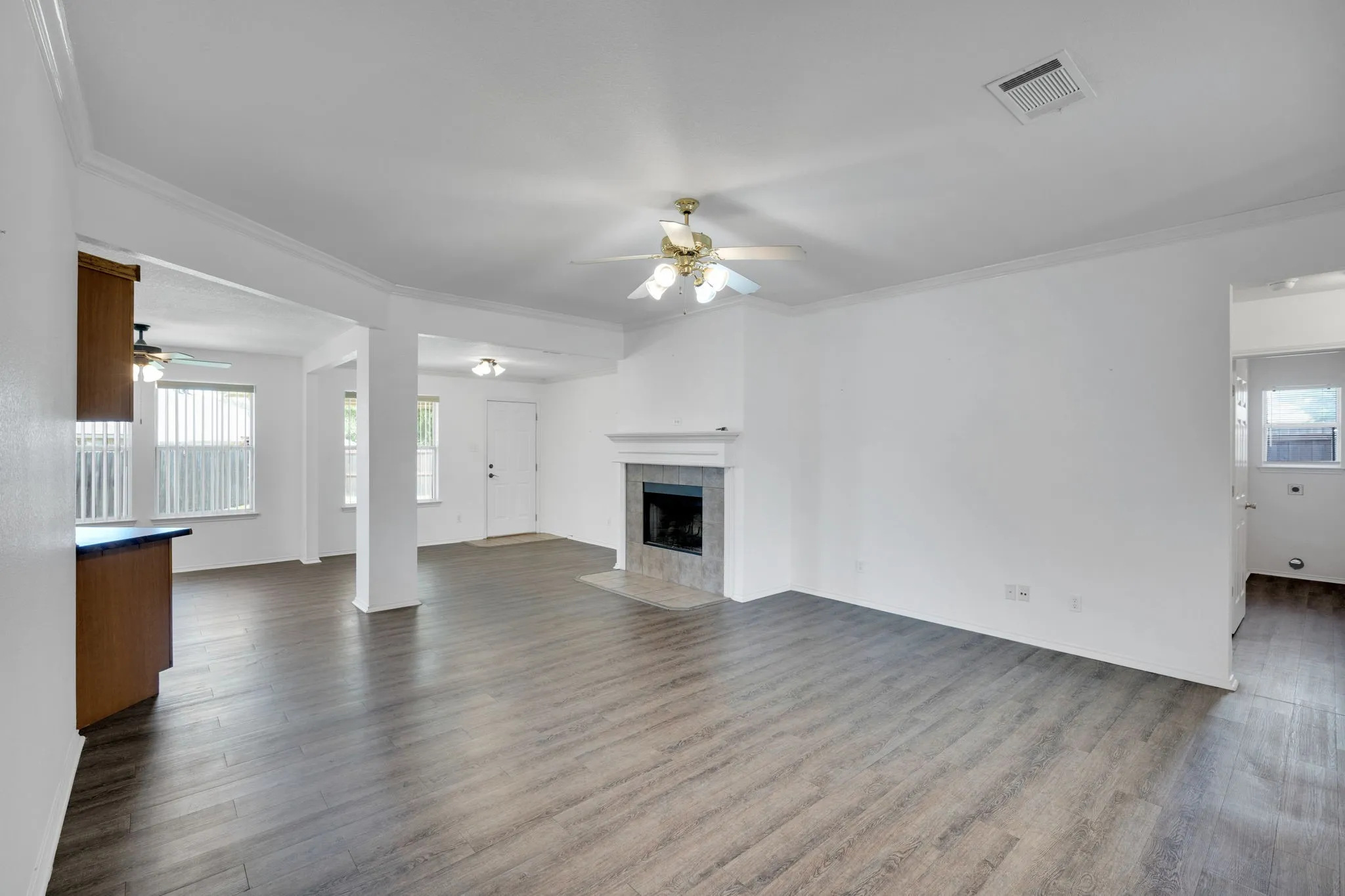 Single Family Residence For Sale in Johnson County , 1040 Vinewood Avenue, Burleson, Texas 76028, 3 Bedroom, 2 Bathroom, 2 Garage spaces, 1,613 Sqft, built in 2003, Preowned, mls#21252786, Real Estate Agent in Burleson, Homes For Sale in Johnson county, Homes For Sale in Burleson, Realtor in Burleson Texas, Real Estate Brokerage Independent Realty Texas, Luminita Cordes Realtor
