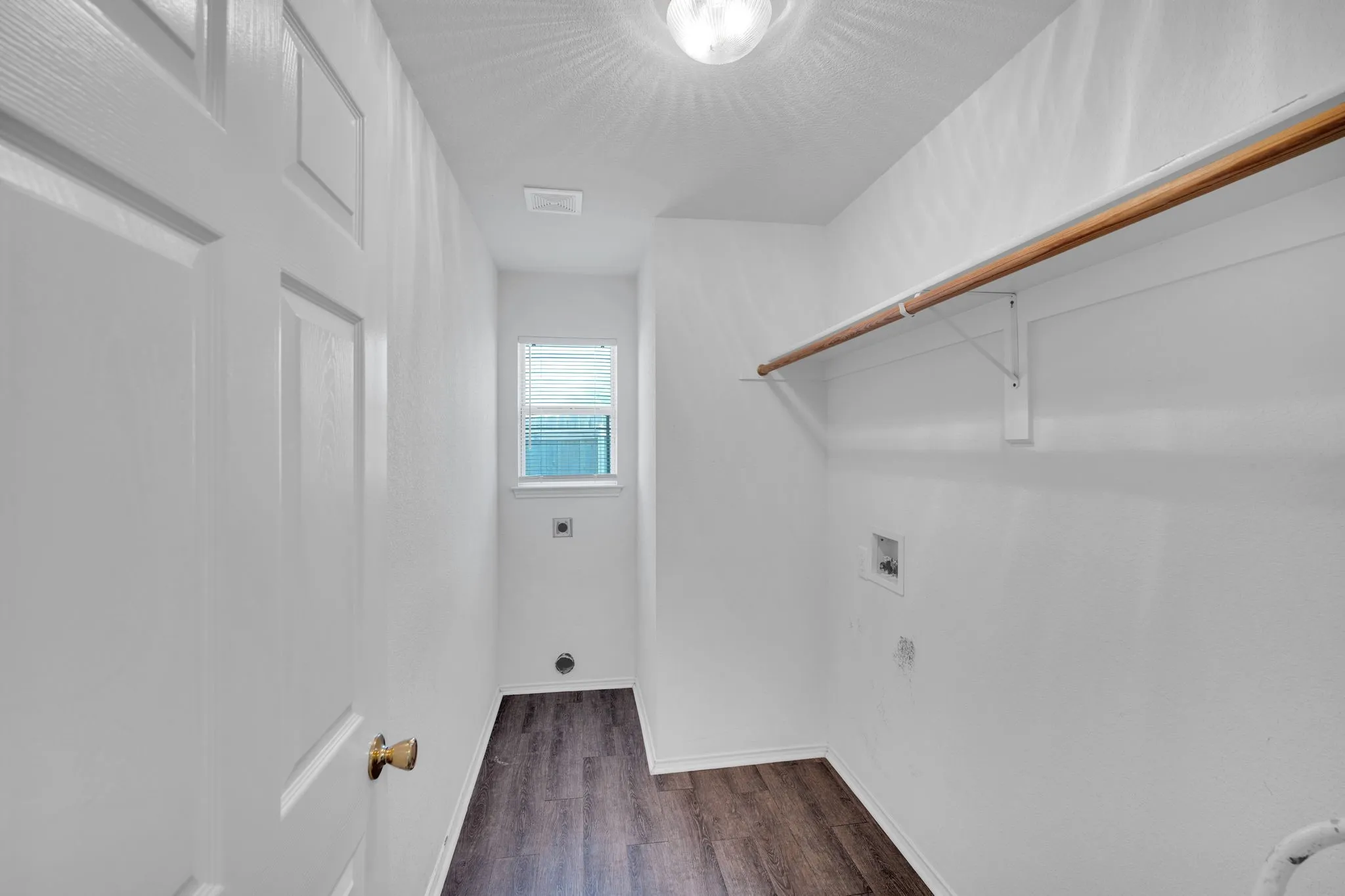 Single Family Residence For Sale in Johnson County , 1040 Vinewood Avenue, Burleson, Texas 76028, 3 Bedroom, 2 Bathroom, 2 Garage spaces, 1,613 Sqft, built in 2003, Preowned, mls#21252786, Real Estate Agent in Burleson, Homes For Sale in Johnson county, Homes For Sale in Burleson, Realtor in Burleson Texas, Real Estate Brokerage Independent Realty Texas, Luminita Cordes Realtor