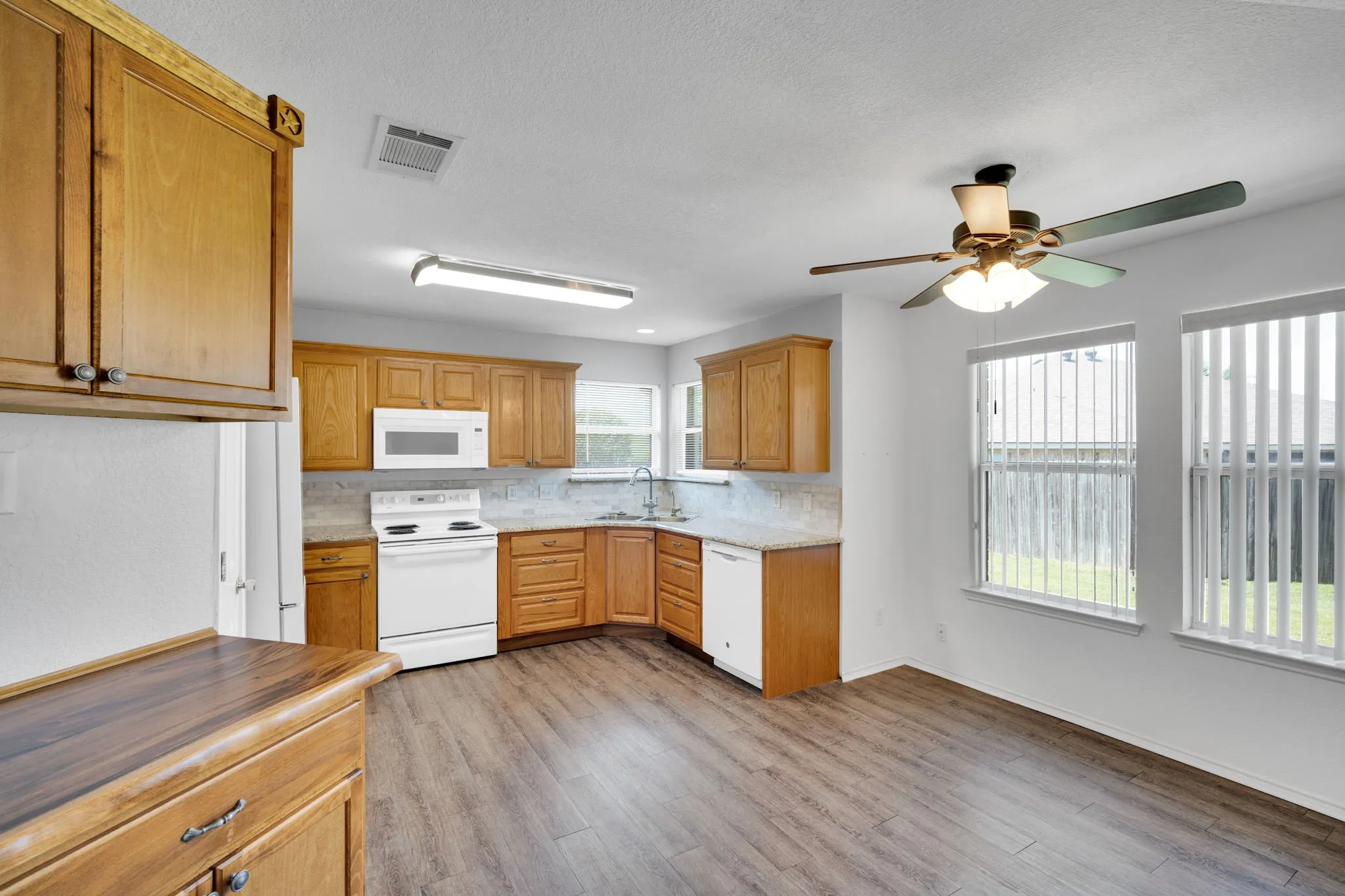 Single Family Residence For Sale in Johnson County , 1040 Vinewood Avenue, Burleson, Texas 76028, 3 Bedroom, 2 Bathroom, 2 Garage spaces, 1,613 Sqft, built in 2003, Preowned, mls#21252786, Real Estate Agent in Burleson, Homes For Sale in Johnson county, Homes For Sale in Burleson, Realtor in Burleson Texas, Real Estate Brokerage Independent Realty Texas, Luminita Cordes Realtor