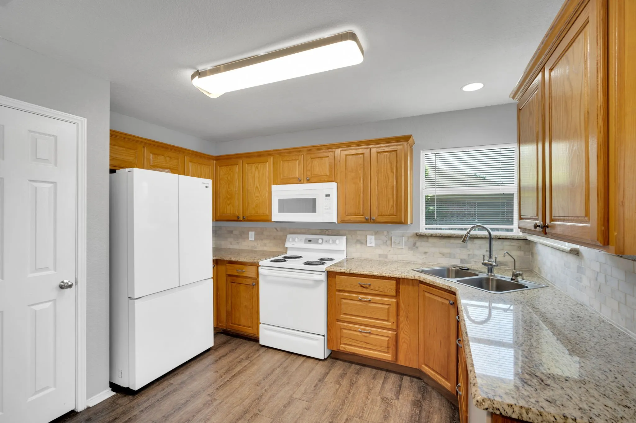 Single Family Residence For Sale in Johnson County , 1040 Vinewood Avenue, Burleson, Texas 76028, 3 Bedroom, 2 Bathroom, 2 Garage spaces, 1,613 Sqft, built in 2003, Preowned, mls#21252786, Real Estate Agent in Burleson, Homes For Sale in Johnson county, Homes For Sale in Burleson, Realtor in Burleson Texas, Real Estate Brokerage Independent Realty Texas, Luminita Cordes Realtor