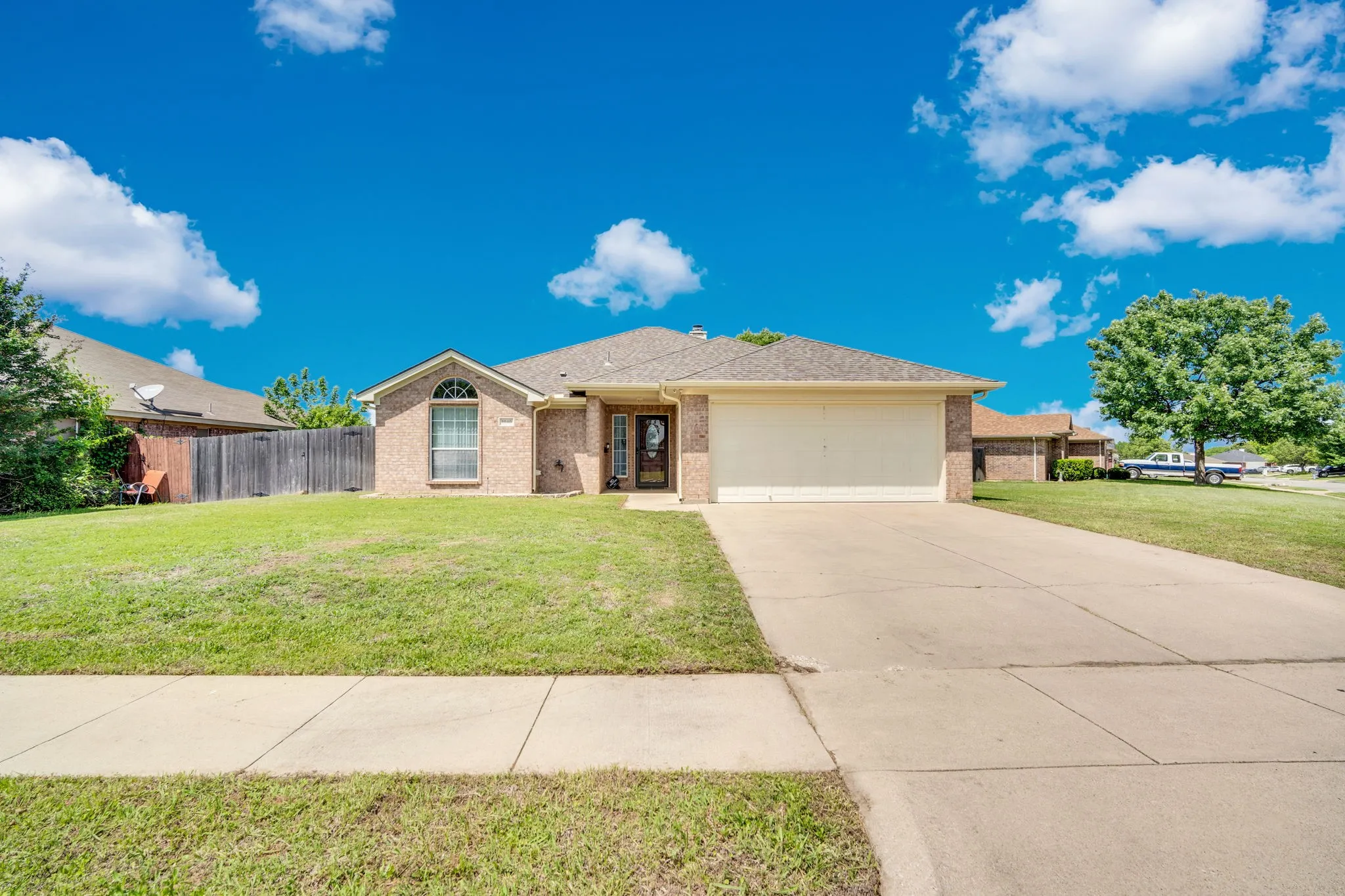 Single Family Residence For Sale in Johnson County , 1040 Vinewood Avenue, Burleson, Texas 76028, 3 Bedroom, 2 Bathroom, 2 Garage spaces, 1,613 Sqft, built in 2003, Preowned, mls#21252786, Real Estate Agent in Burleson, Homes For Sale in Johnson county, Homes For Sale in Burleson, Realtor in Burleson Texas, Real Estate Brokerage Independent Realty Texas, Luminita Cordes Realtor