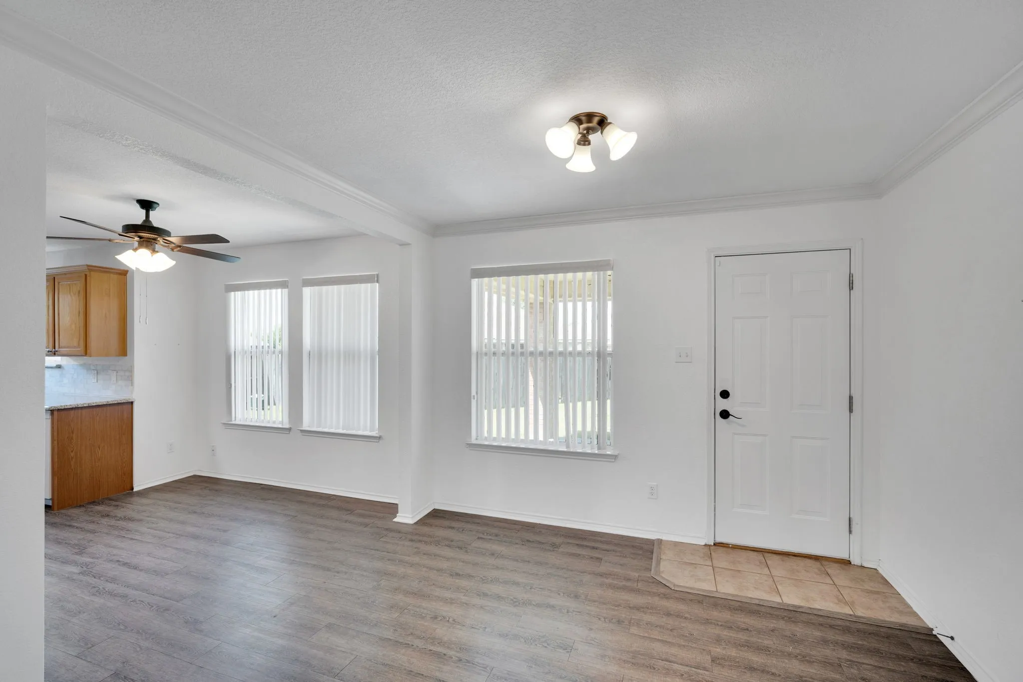 Single Family Residence For Sale in Johnson County , 1040 Vinewood Avenue, Burleson, Texas 76028, 3 Bedroom, 2 Bathroom, 2 Garage spaces, 1,613 Sqft, built in 2003, Preowned, mls#21252786, Real Estate Agent in Burleson, Homes For Sale in Johnson county, Homes For Sale in Burleson, Realtor in Burleson Texas, Real Estate Brokerage Independent Realty Texas, Luminita Cordes Realtor