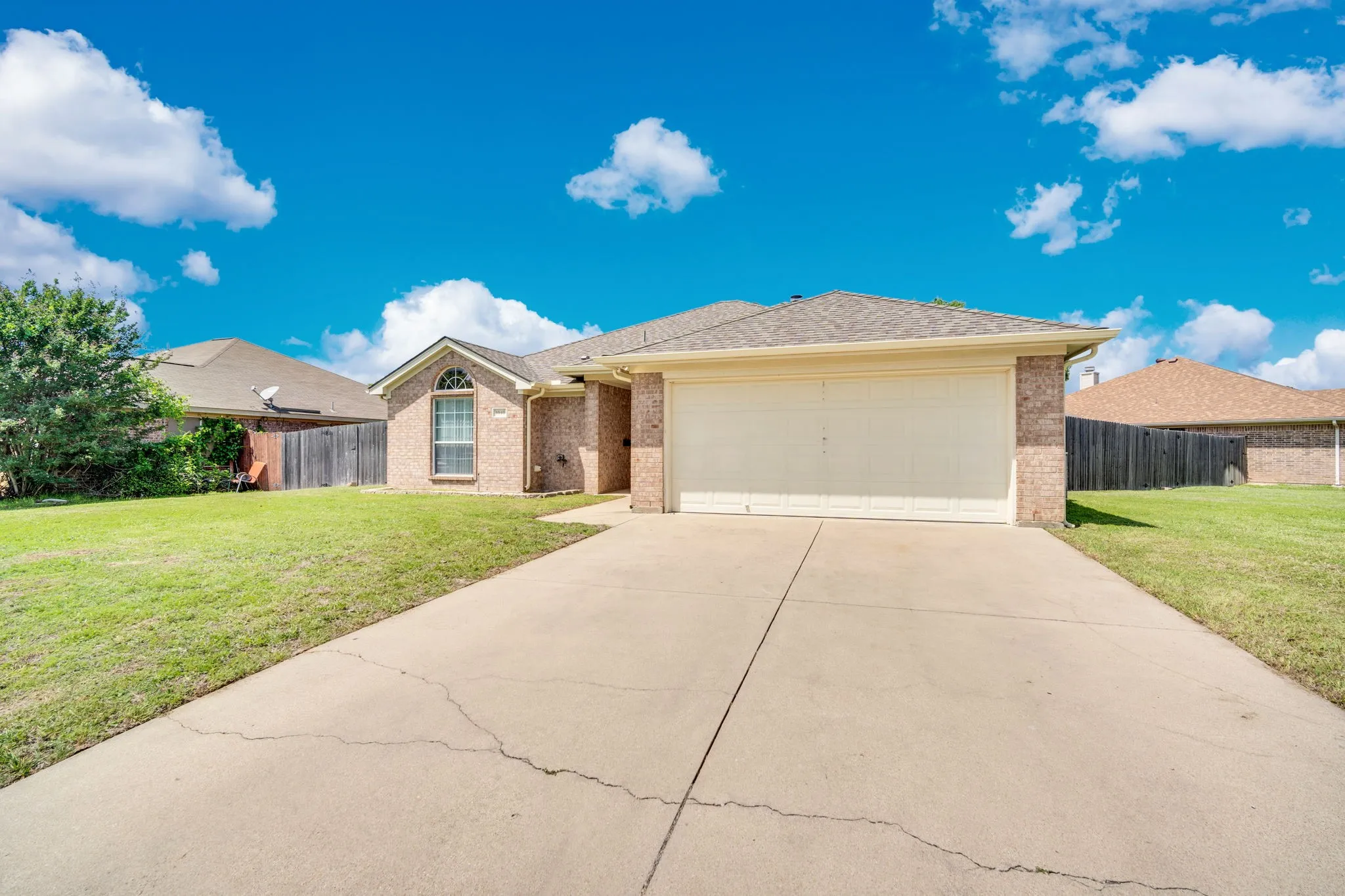Single Family Residence For Sale in Johnson County , 1040 Vinewood Avenue, Burleson, Texas 76028, 3 Bedroom, 2 Bathroom, 2 Garage spaces, 1,613 Sqft, built in 2003, Preowned, mls#21252786, Real Estate Agent in Burleson, Homes For Sale in Johnson county, Homes For Sale in Burleson, Realtor in Burleson Texas, Real Estate Brokerage Independent Realty Texas, Luminita Cordes Realtor