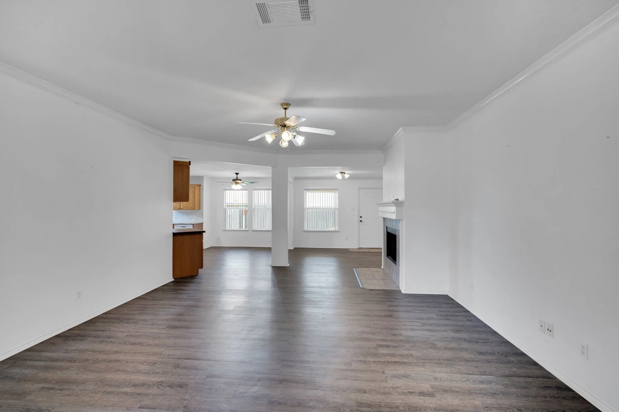 Single Family Residence For Sale in Johnson County , 1040 Vinewood Avenue, Burleson, Texas 76028, 3 Bedroom, 2 Bathroom, 2 Garage spaces, 1,613 Sqft, built in 2003, Preowned, mls#21252786, Real Estate Agent in Burleson, Homes For Sale in Johnson county, Homes For Sale in Burleson, Realtor in Burleson Texas, Real Estate Brokerage Independent Realty Texas, Luminita Cordes Realtor