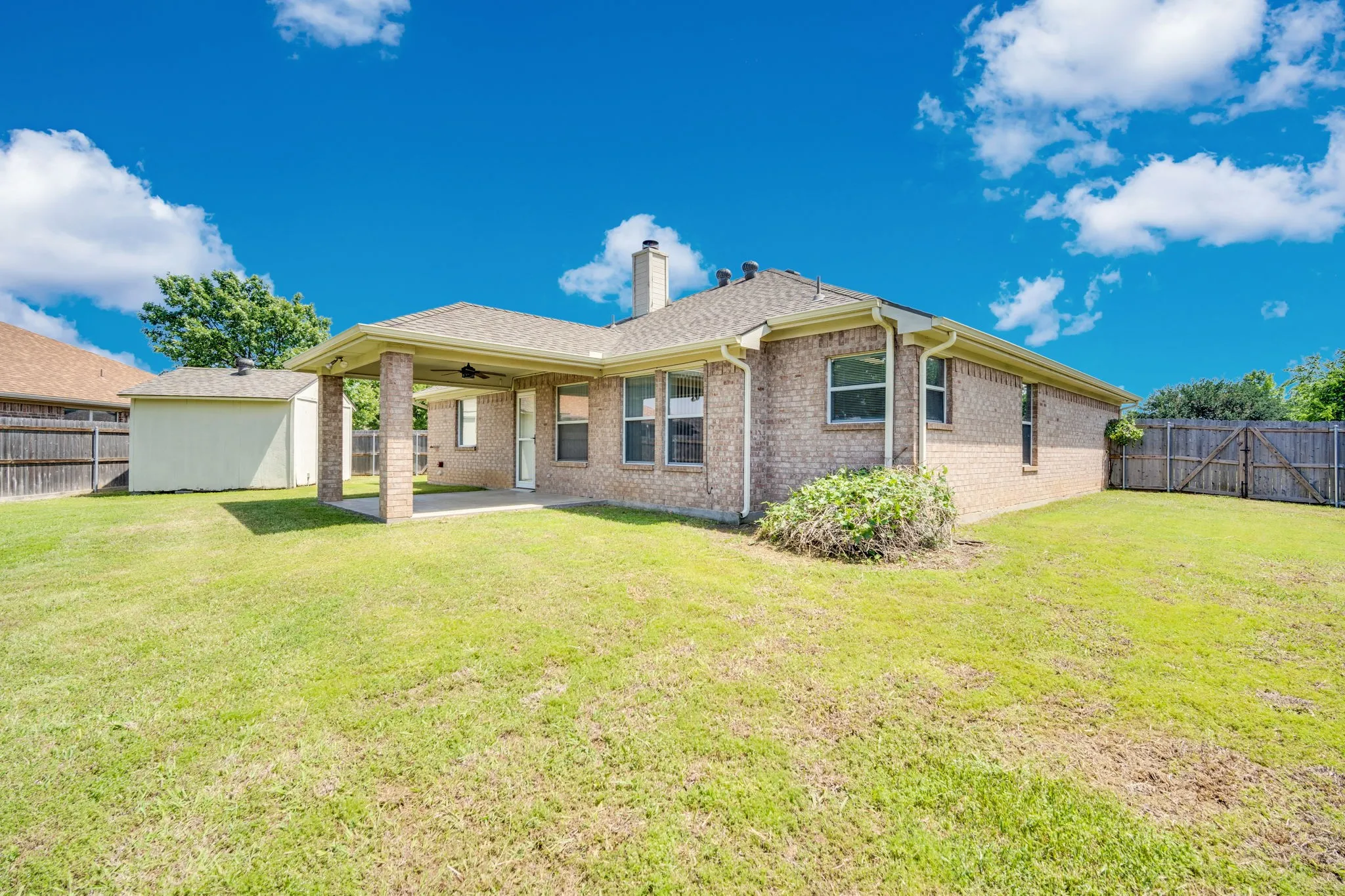 Single Family Residence For Sale in Johnson County , 1040 Vinewood Avenue, Burleson, Texas 76028, 3 Bedroom, 2 Bathroom, 2 Garage spaces, 1,613 Sqft, built in 2003, Preowned, mls#21252786, Real Estate Agent in Burleson, Homes For Sale in Johnson county, Homes For Sale in Burleson, Realtor in Burleson Texas, Real Estate Brokerage Independent Realty Texas, Luminita Cordes Realtor
