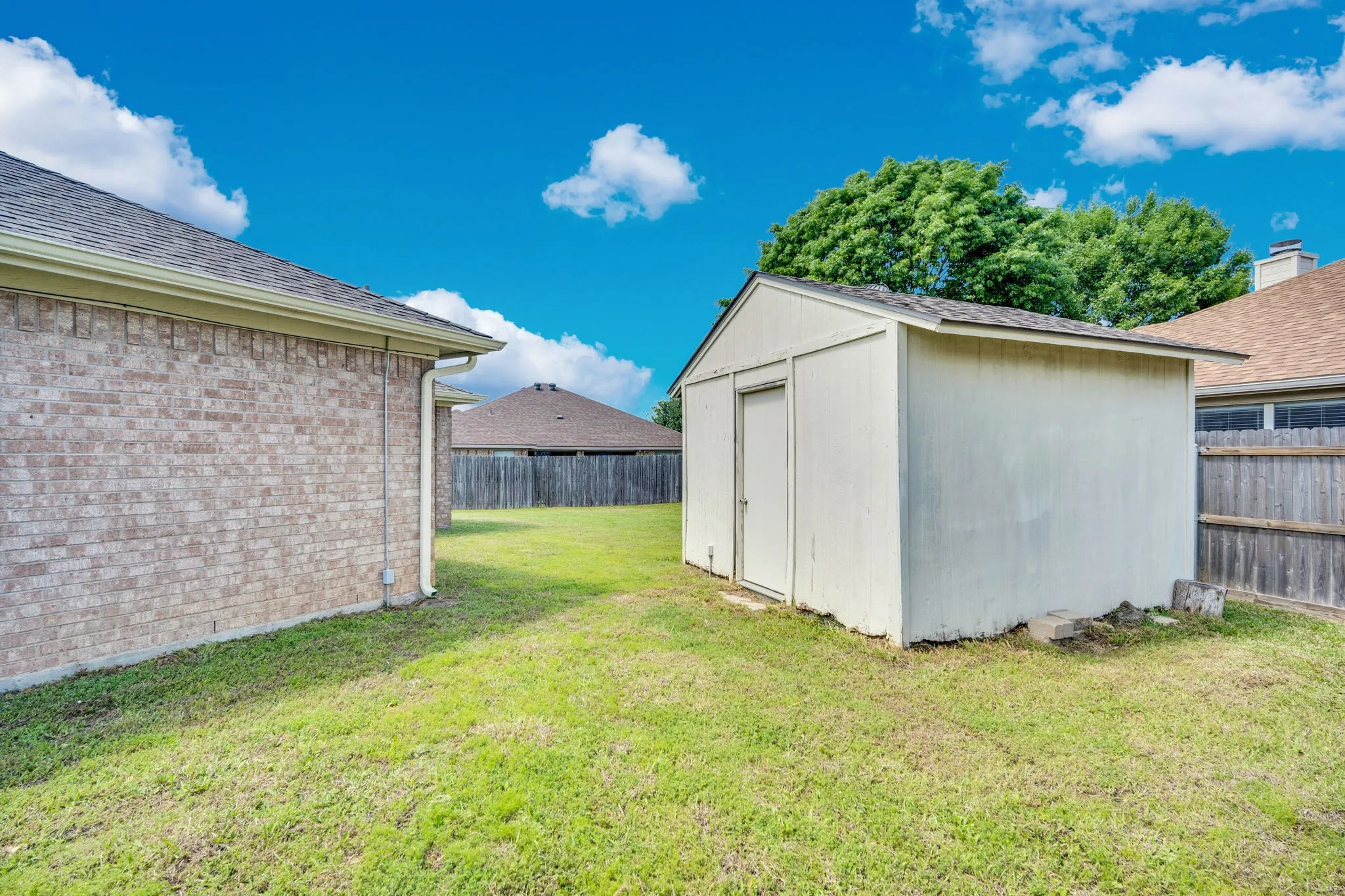 Single Family Residence For Sale in Johnson County , 1040 Vinewood Avenue, Burleson, Texas 76028, 3 Bedroom, 2 Bathroom, 2 Garage spaces, 1,613 Sqft, built in 2003, Preowned, mls#21252786, Real Estate Agent in Burleson, Homes For Sale in Johnson county, Homes For Sale in Burleson, Realtor in Burleson Texas, Real Estate Brokerage Independent Realty Texas, Luminita Cordes Realtor