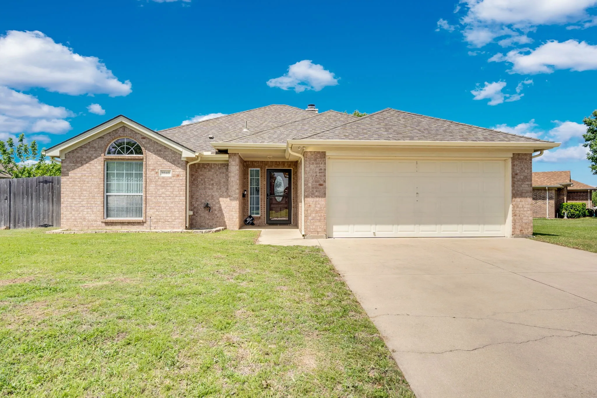 Single Family Residence For Sale in Johnson County , 1040 Vinewood Avenue, Burleson, Texas 76028, 3 Bedroom, 2 Bathroom, 2 Garage spaces, 1,613 Sqft, built in 2003, Preowned, mls#21252786, Real Estate Agent in Burleson, Homes For Sale in Johnson county, Homes For Sale in Burleson, Realtor in Burleson Texas, Real Estate Brokerage Independent Realty Texas, Luminita Cordes Realtor