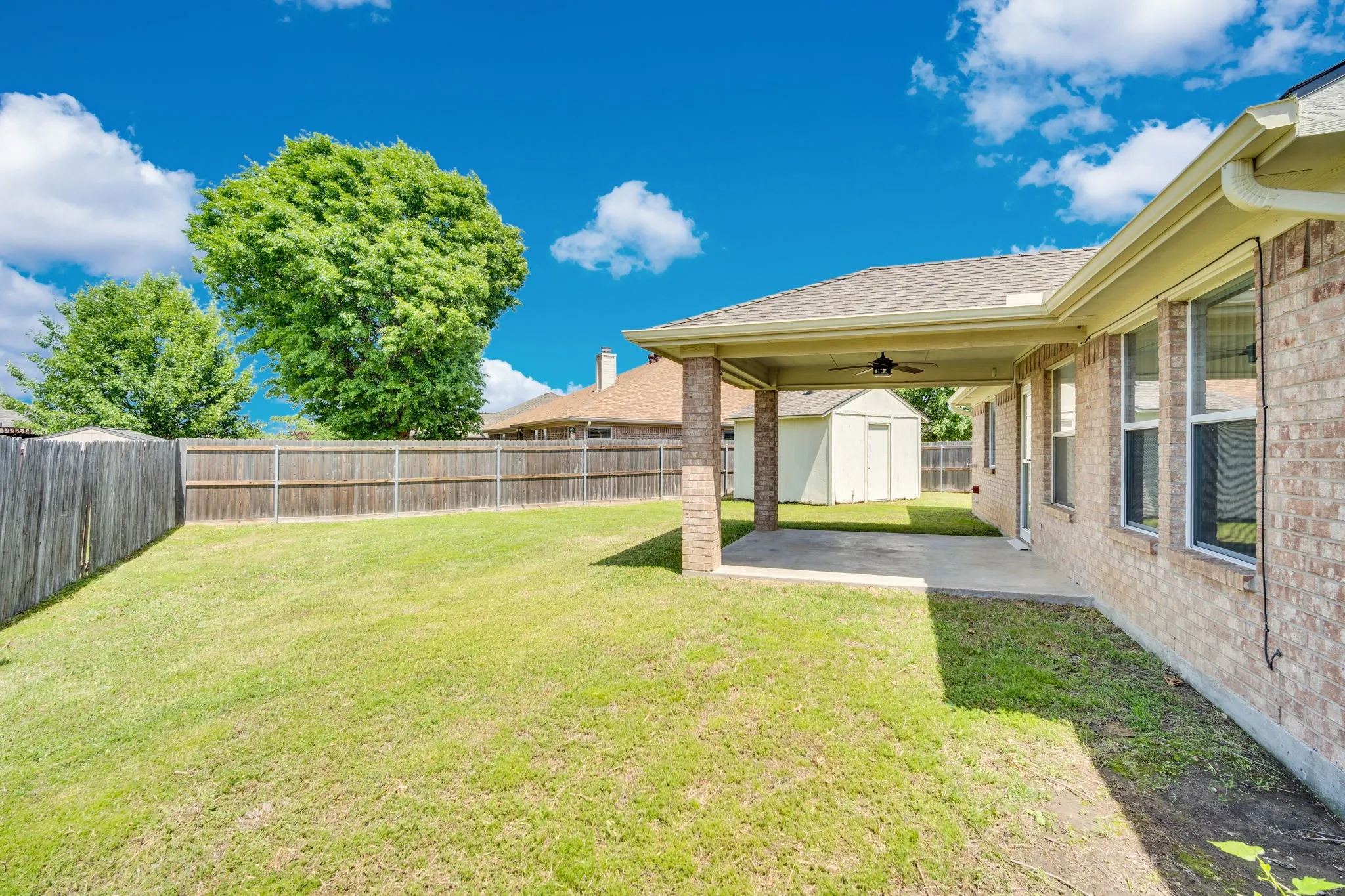 Single Family Residence For Sale in Johnson County , 1040 Vinewood Avenue, Burleson, Texas 76028, 3 Bedroom, 2 Bathroom, 2 Garage spaces, 1,613 Sqft, built in 2003, Preowned, mls#21252786, Real Estate Agent in Burleson, Homes For Sale in Johnson county, Homes For Sale in Burleson, Realtor in Burleson Texas, Real Estate Brokerage Independent Realty Texas, Luminita Cordes Realtor